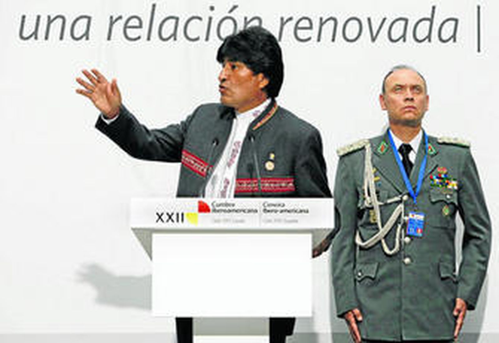 Evo Morales, durante su comparecencia de prensa, junto al enigmático militar en posición de firmes .