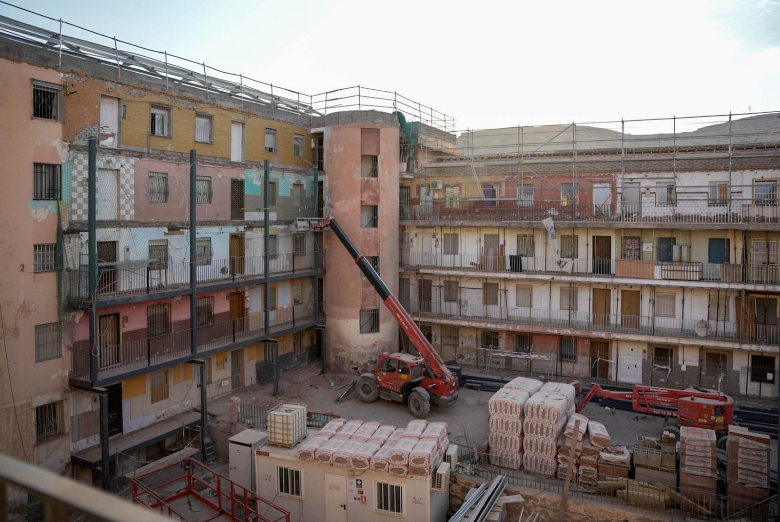 Las obras de rehabilitación en el edificio El Patio de Almería
