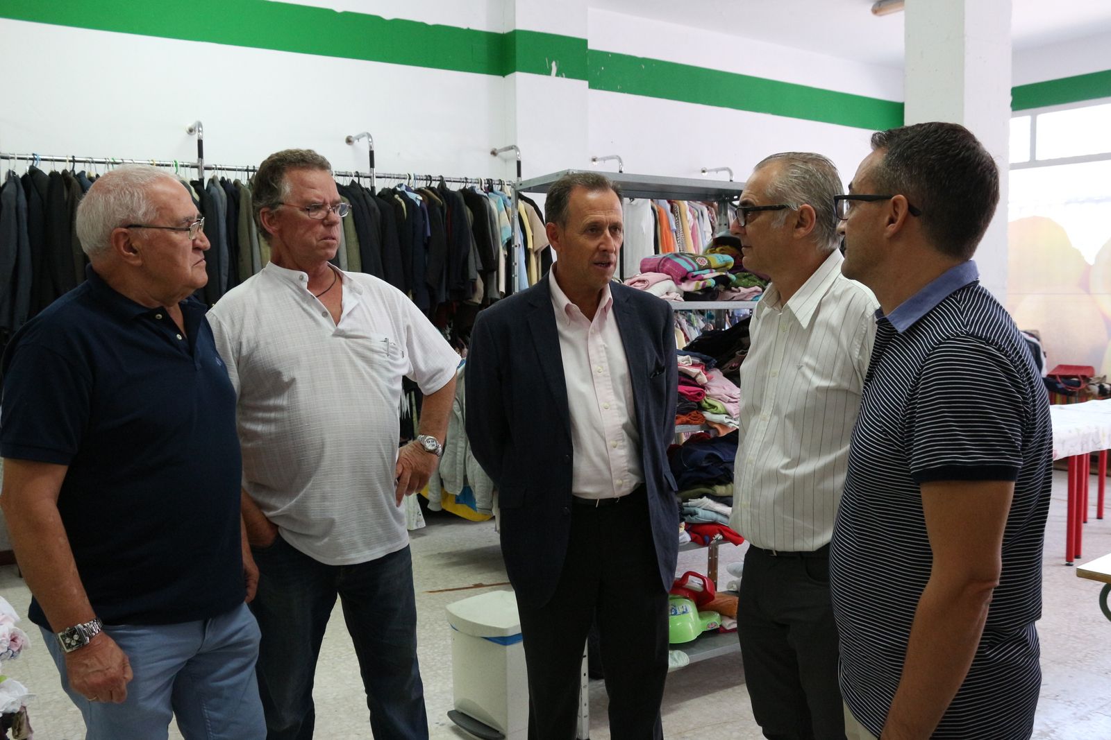 El alcalde con ediles y representantes de la entidad solidaria, ayer en las nuevas instalaciones.
