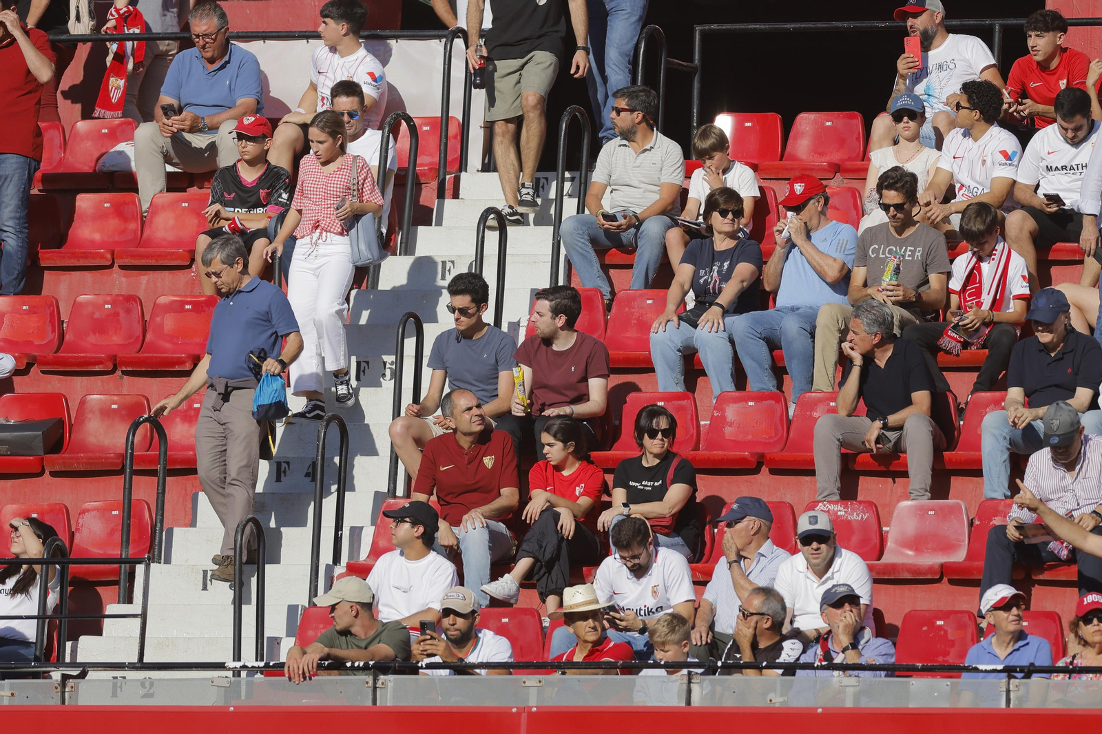 Búscate en las fotos del Sevilla-Español