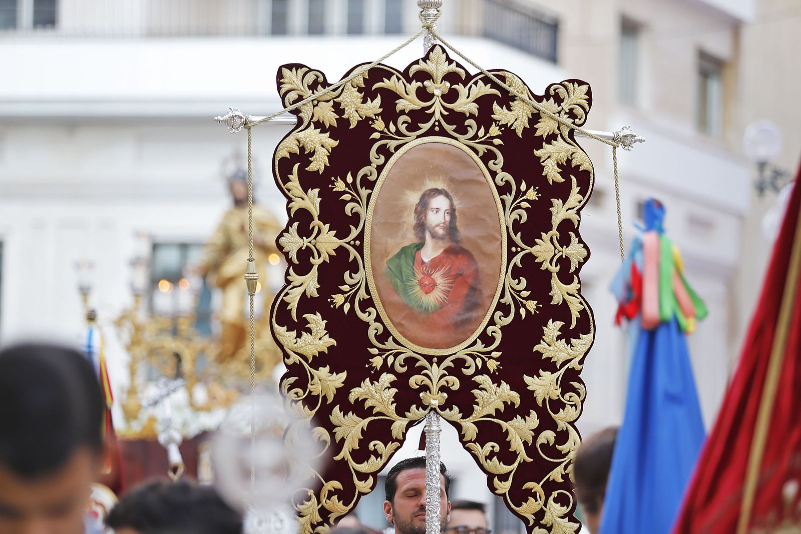 Imágenes del Sagrado corazón de Jesús en procesión por las calles del centro