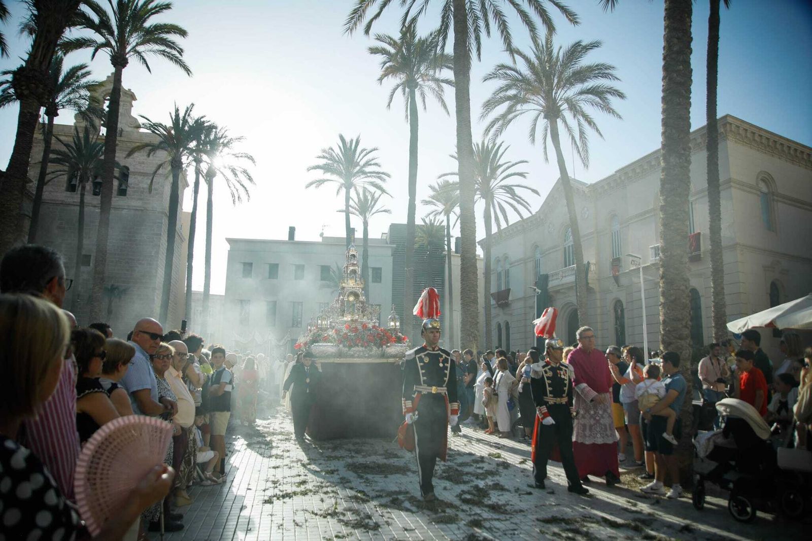 Imágenes de la procesión del Corpus Christi en Almería: así han sido la misa y la posterior marcha por la capital