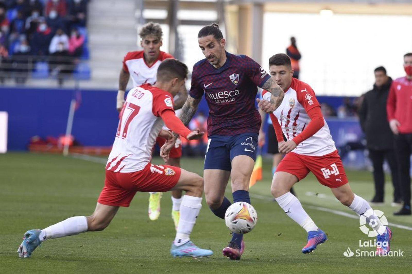 Pozo intenta frenar un avance de Marc Mateu