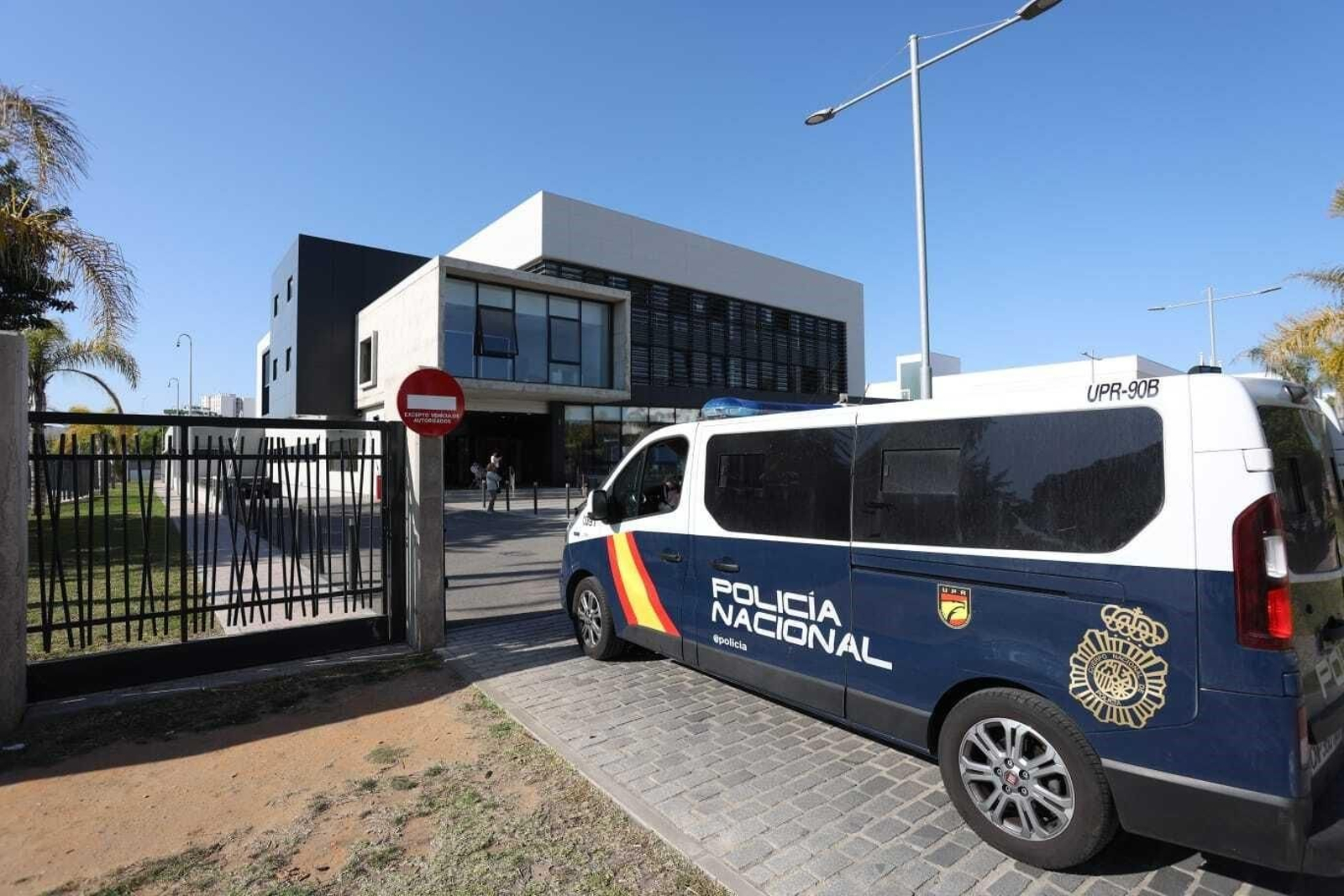Un furgón de Policía Nacional, en la comisaría de Jerez.