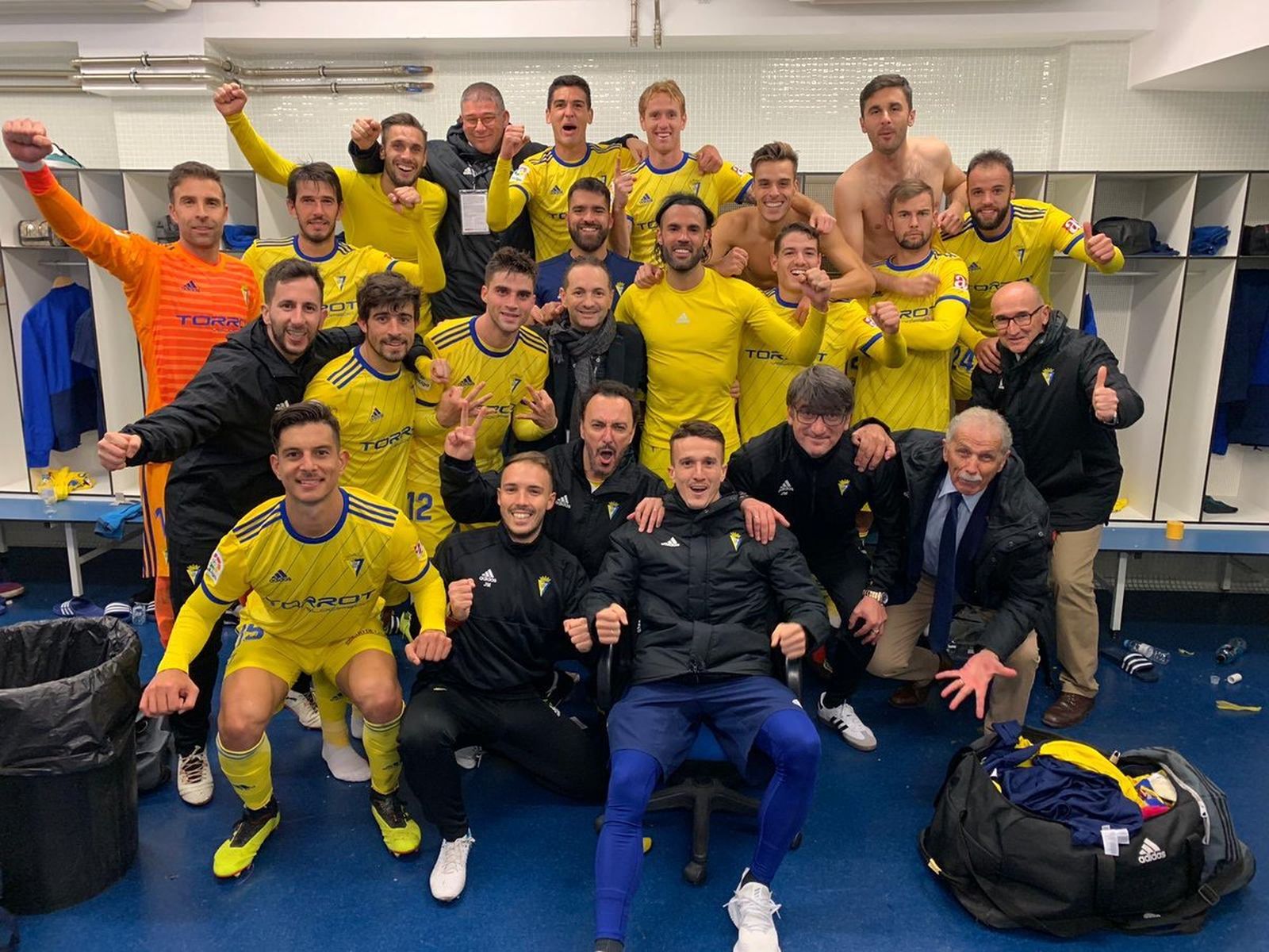 Foto de la victoria en el vestuario de La Romareda.