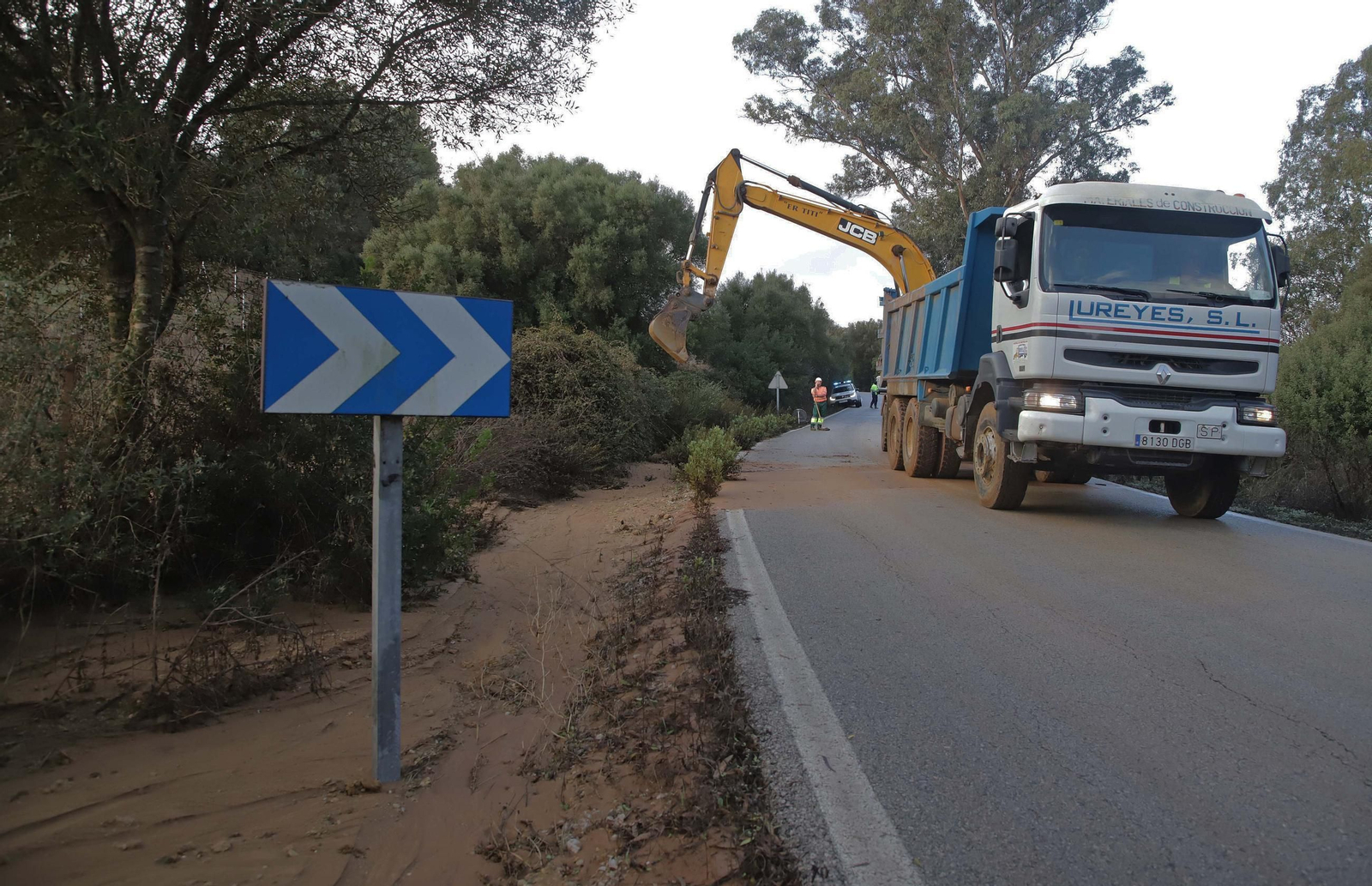 Fotos de las labores de limpieza y retirada de barro en la carretera CA-9203, que une Pinar del Rey con la Estación de San Roque