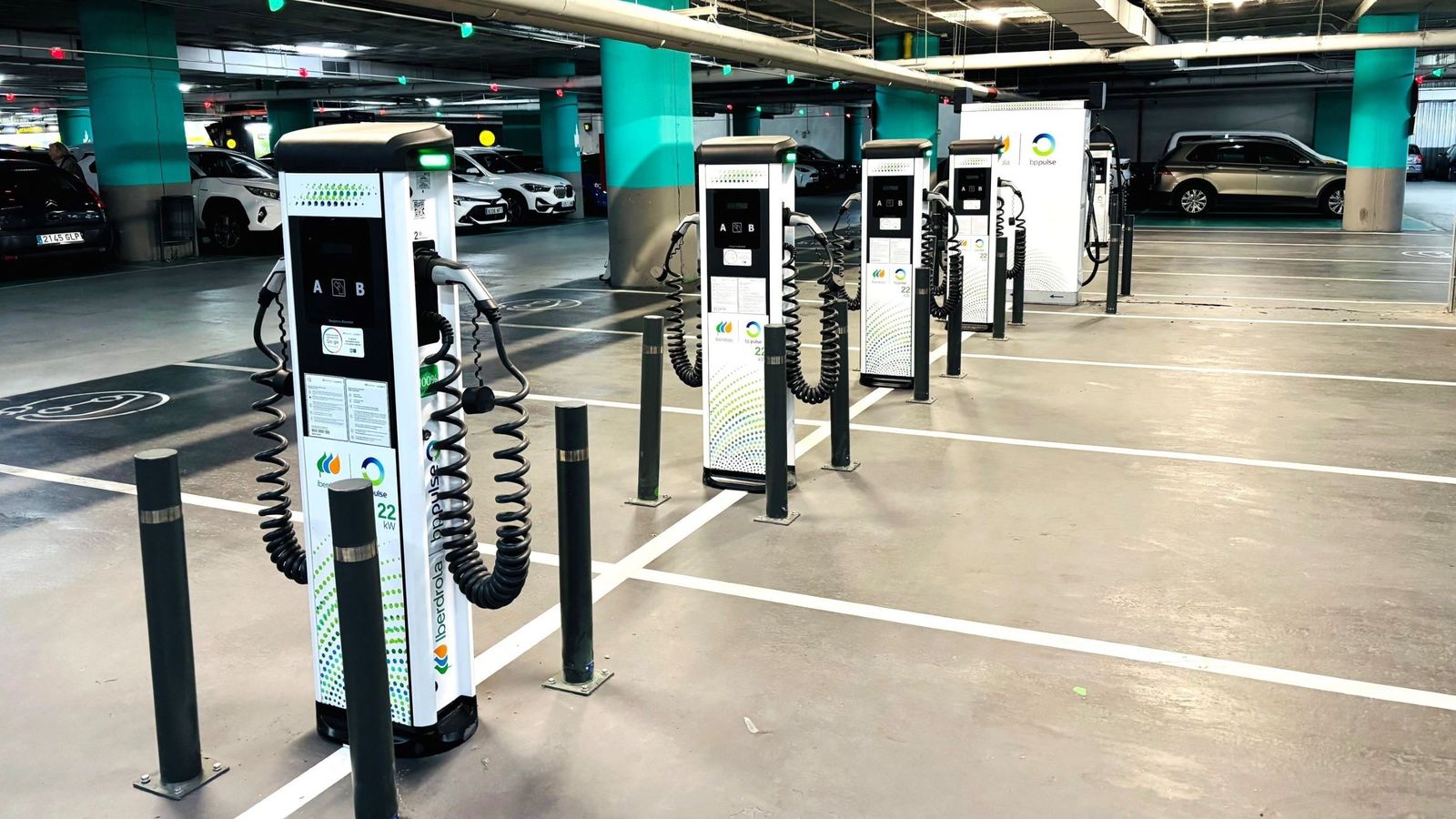 Hub de recarga de vehículos eléctricos en el centro comercial Nervión Plaza de Sevilla.