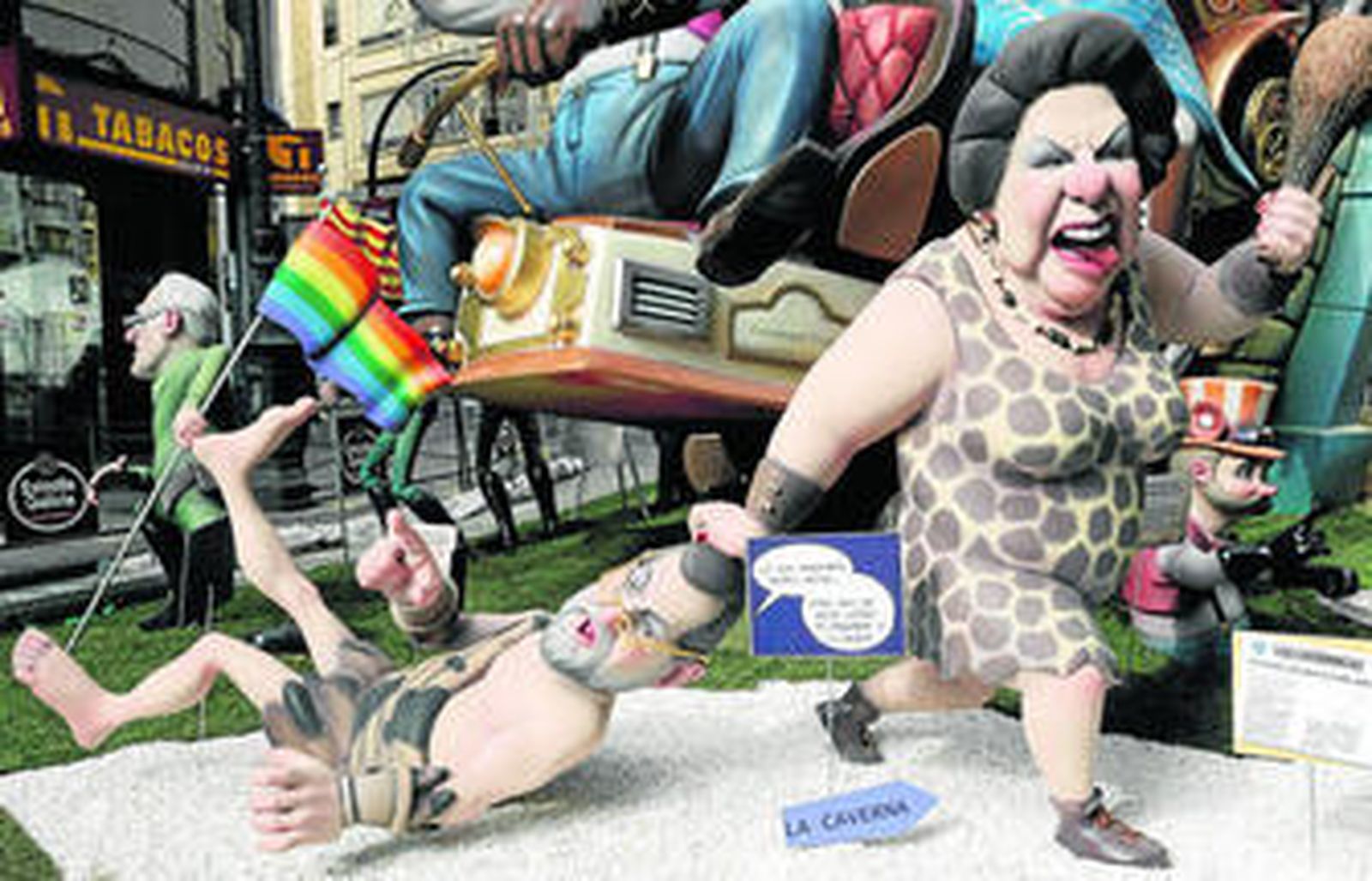 Un 'ninot' de Valencia recrea de forma cómica la situación política de Barberá y Rajoy.