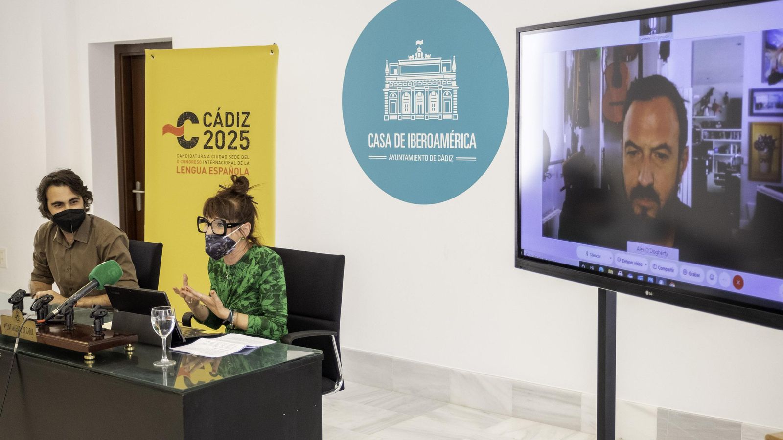 Monte Mures, junto al director del spot Hugo Fernández, en presencia desde la distancia de Álex O'Dogherty