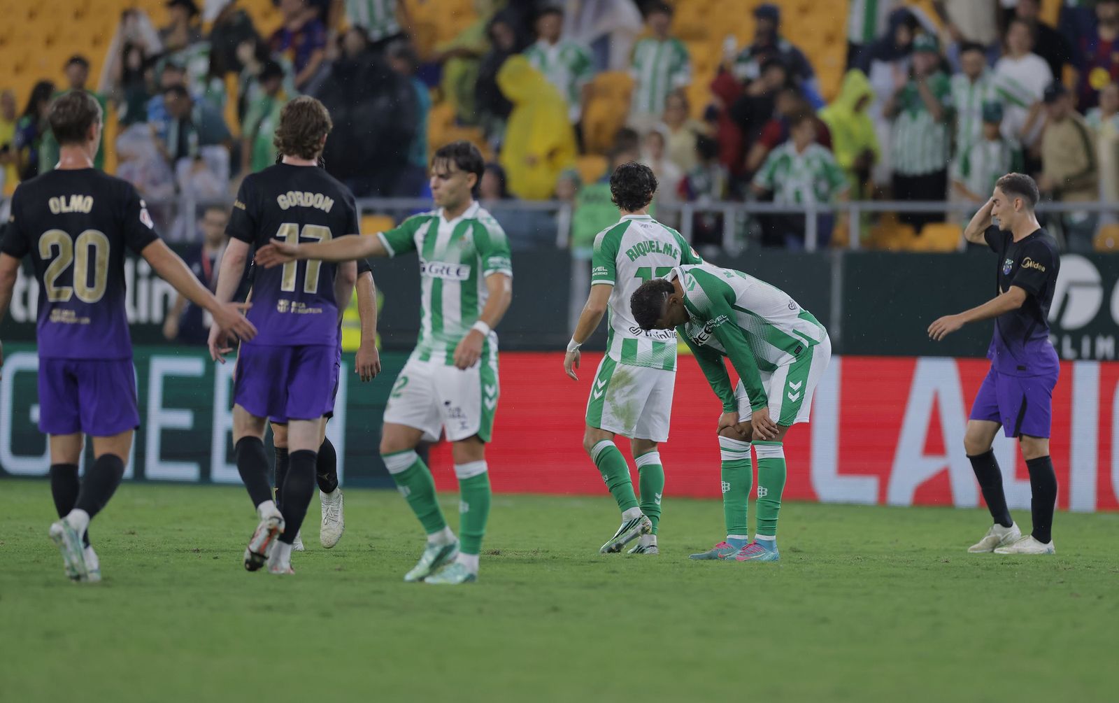 En un partido muy polémico, el Barça goleó a un Betis, que jugó contra el rival y el árbitro (Video) 14 Las fotos del Betis - Barcelona