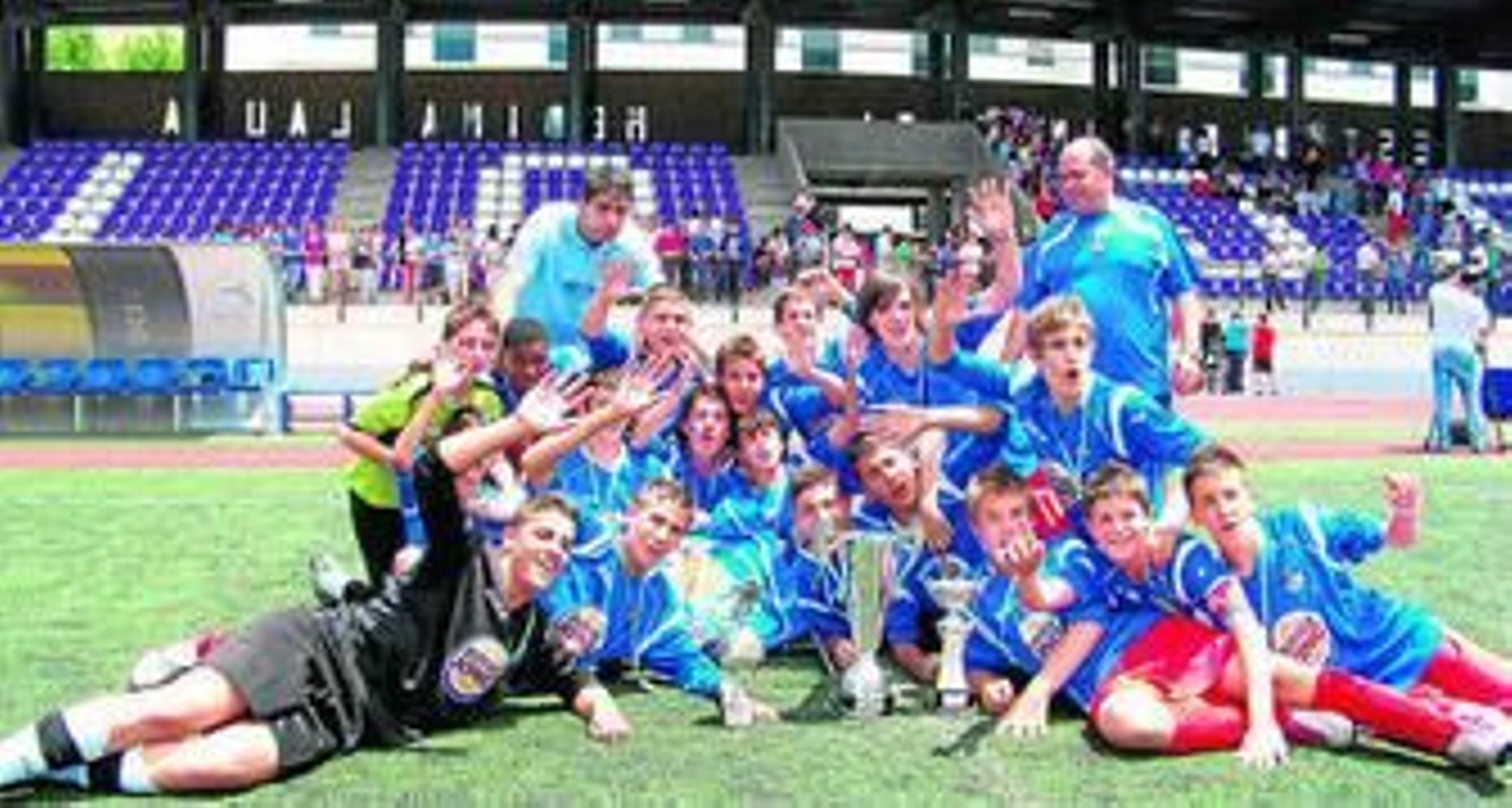 El Getafe sobre el césped del Medina Lauxa posa con el trofeo de campeón.