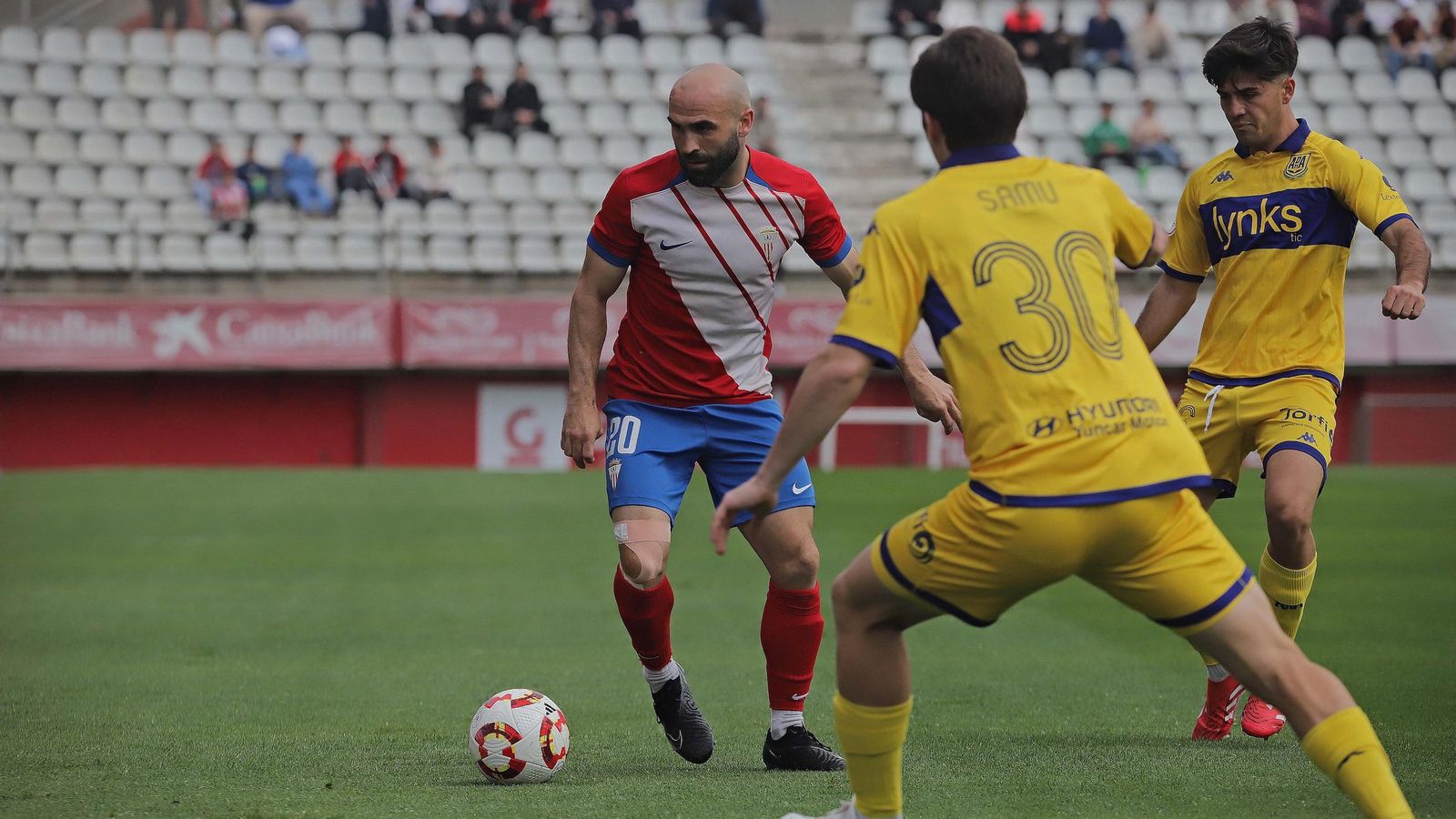 Paris Adot, uno de los puntales en la defensa.