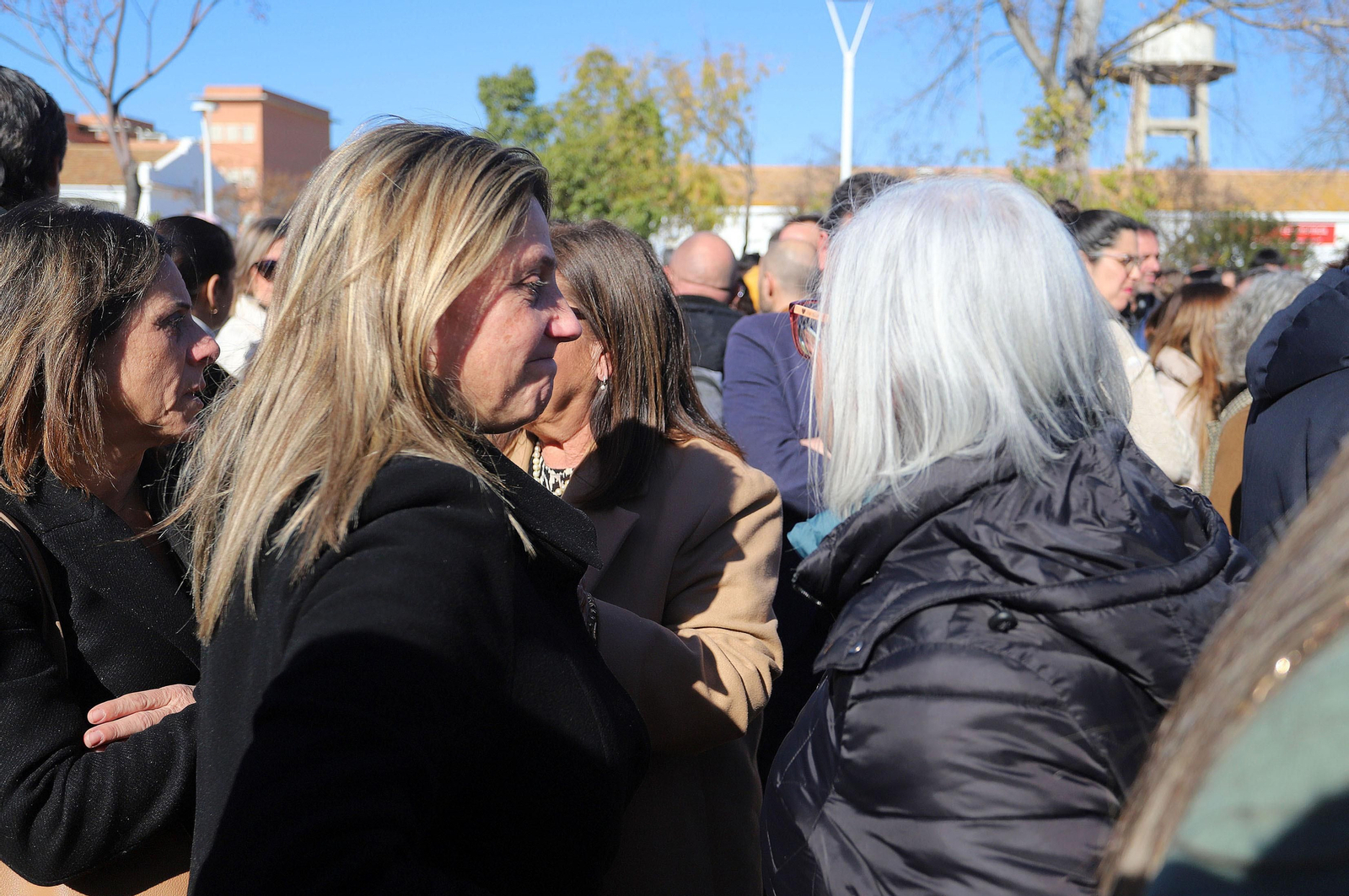 Imágenes del minuto de silencio guardado en la Universidad de Huelva en memoria de los estudiantes fallecidos en el incendio
