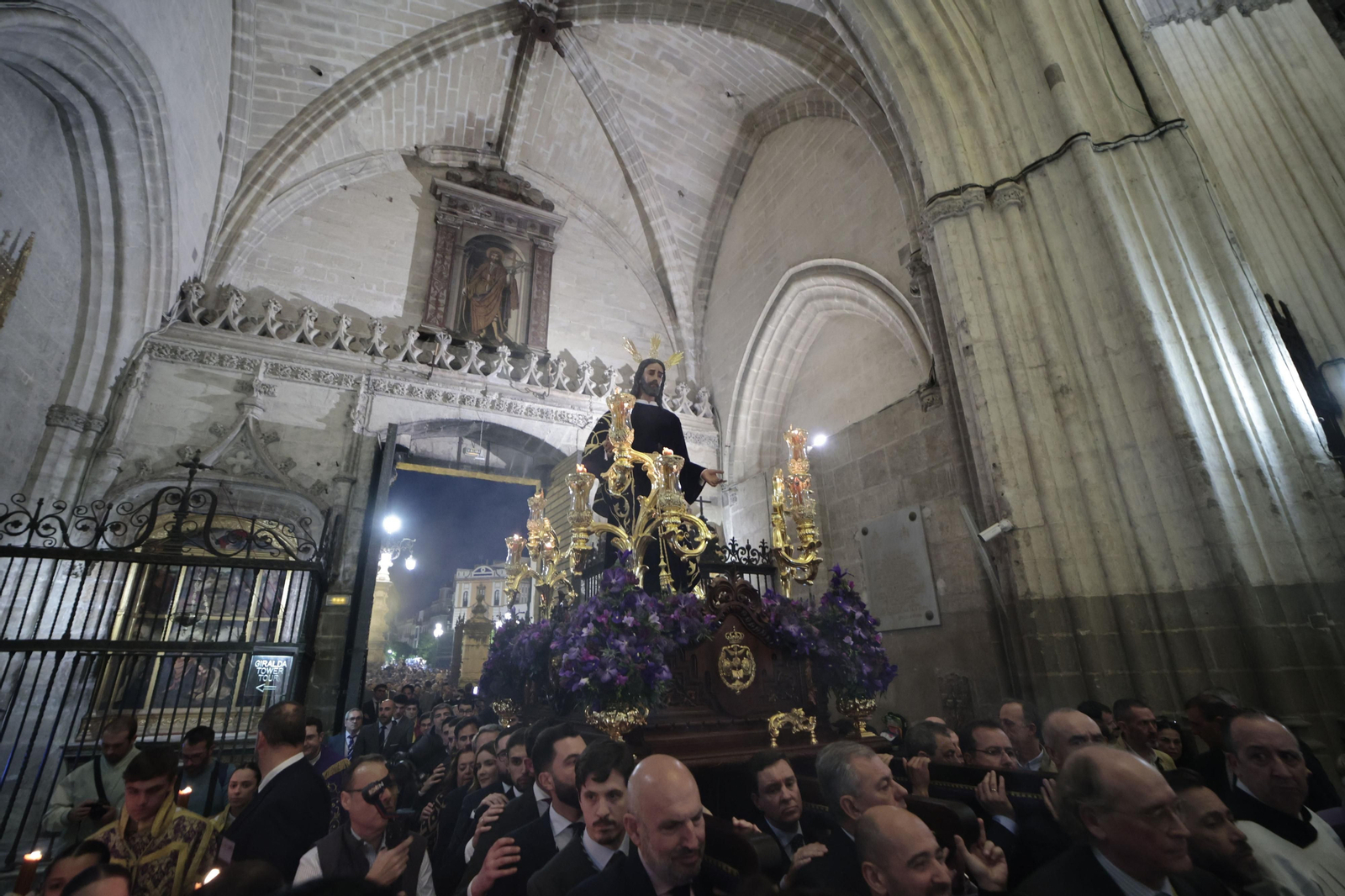 Las imágenes del viacrucis de las cofradías 2024