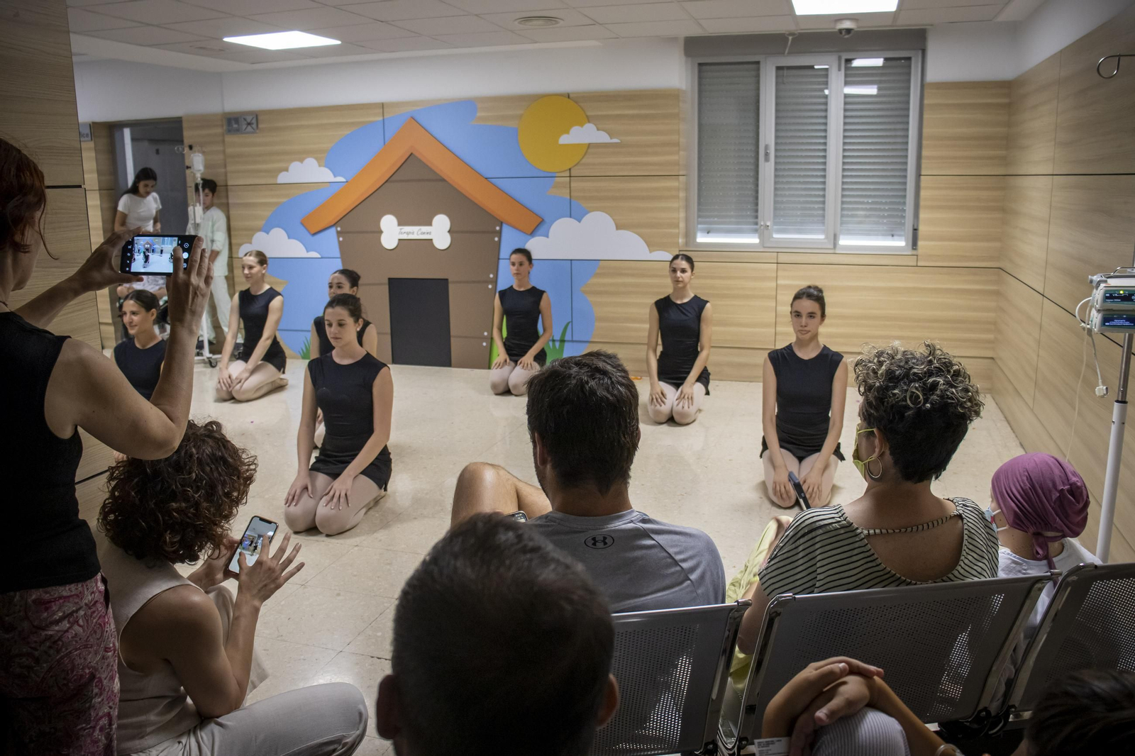 El Materno Infantil de Granada se llena de cuentos y danza de la mano del Fex