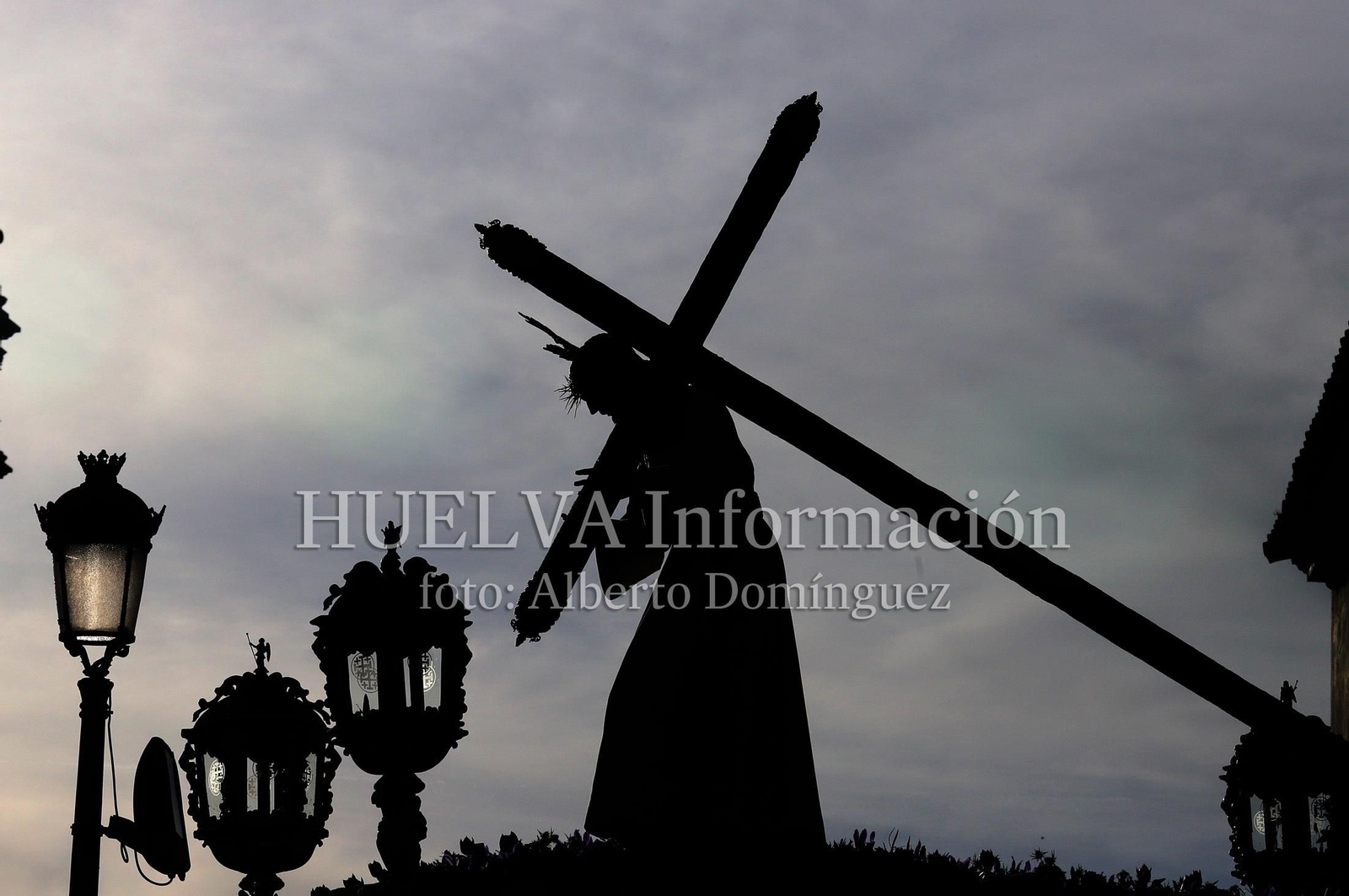 Imágenes de la procesión de Pasión en Huelva