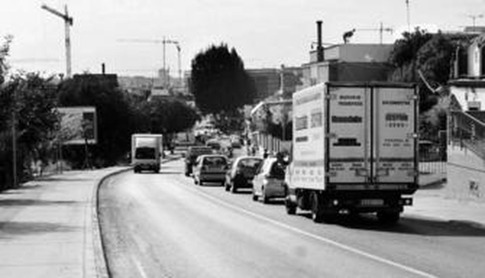 La actual A-8077, que soporta uno de los tráficos más intensos de la comarca, sin contar casi con arcenes.