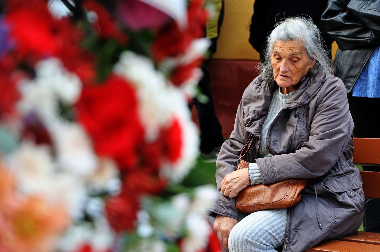 Una señora con gesto abatido junto a la iglesia del Sagrado Corazón de Jesús, en Huelva, durante el funeral por David Cordón el jueves pasado.