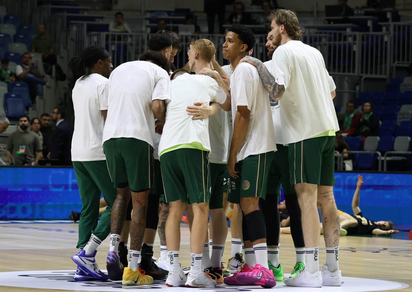 David Kravish, camisetas, vídeo y ovación para mandarle fuerzas