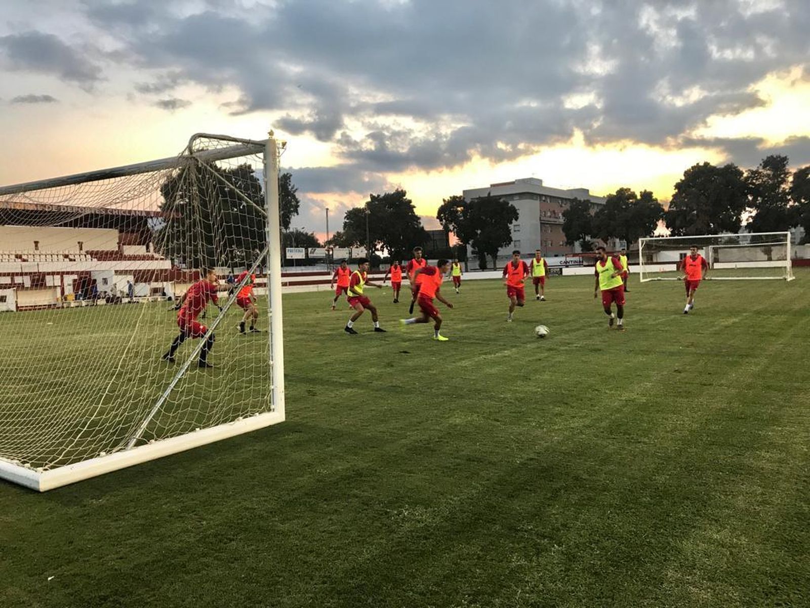 Imagen de un entrenamiento reciente del Chiclana en el campo Municipal.
