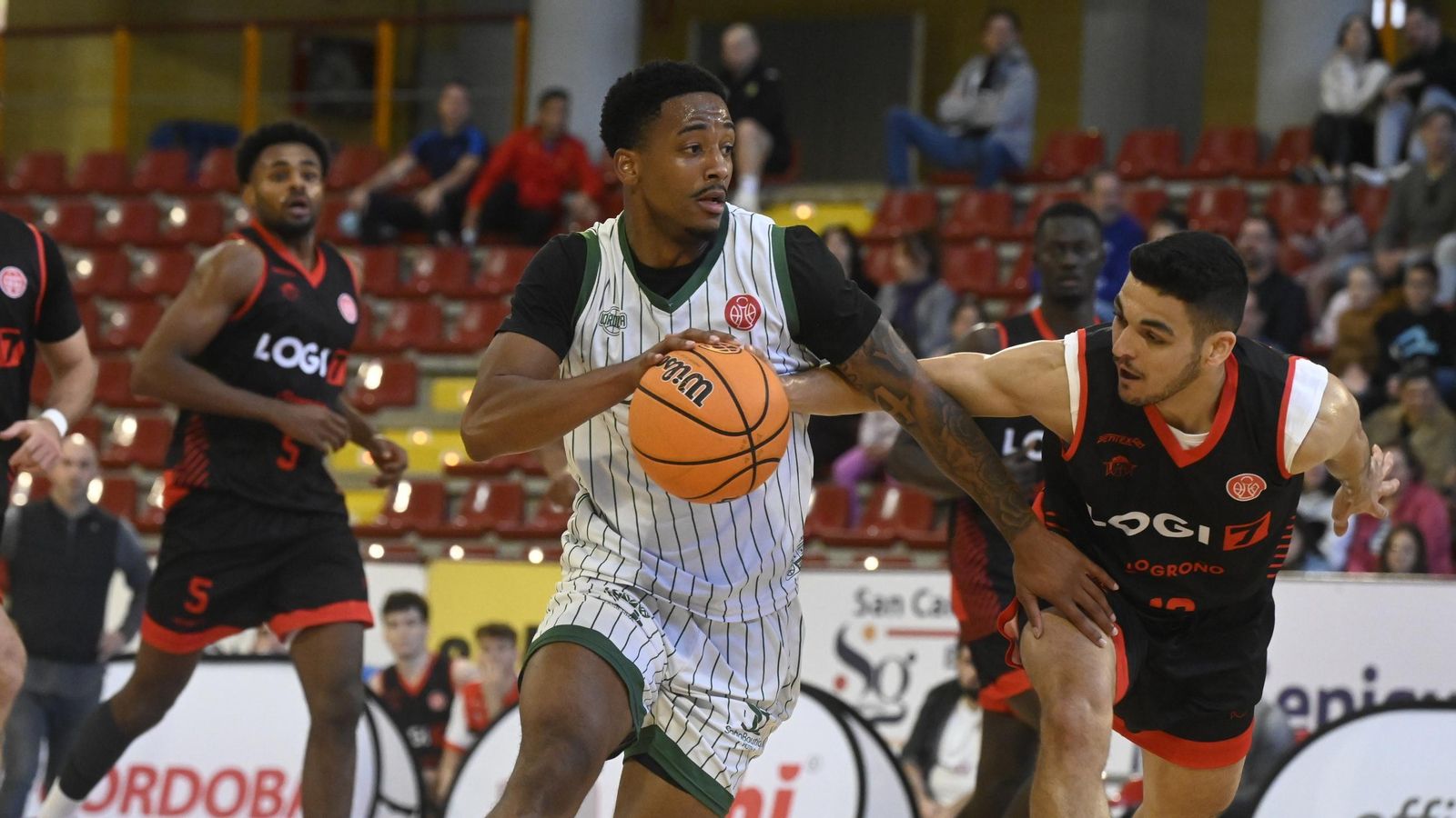 Black controla el balón en presencia de un rival.