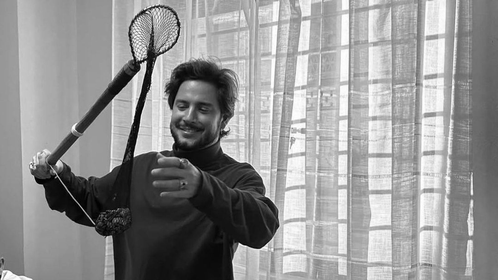 Manuel Carrasco con el daniel que le han regalado sus amigos en Reyes Magos.