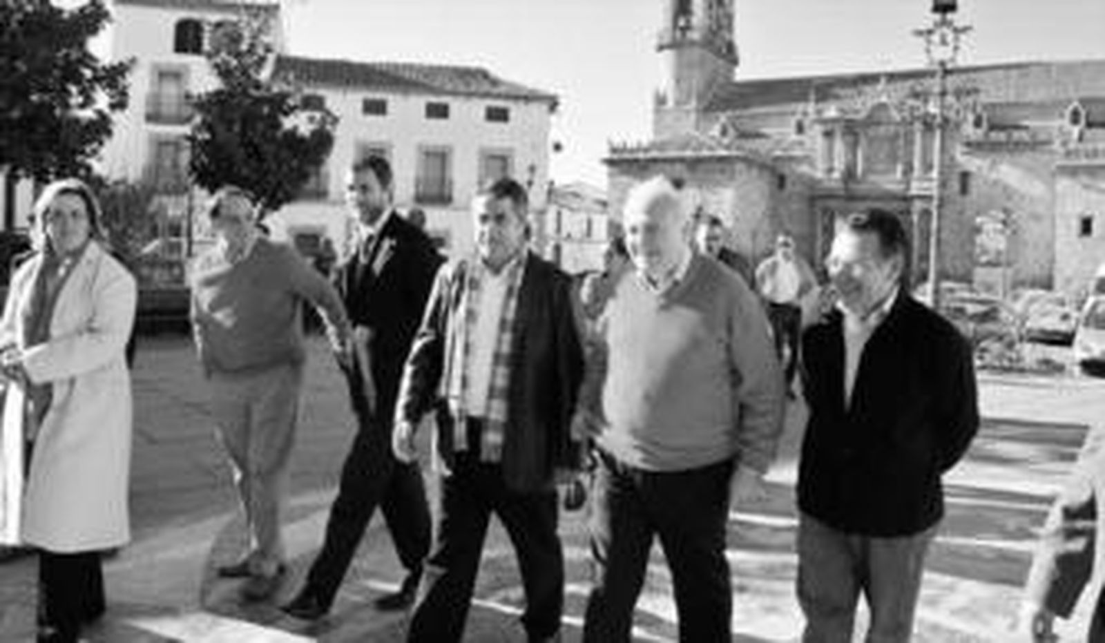 Paseo del ministro y el alcalde de Hinojosa por la plaza de esta localidad de Los Pedroches.