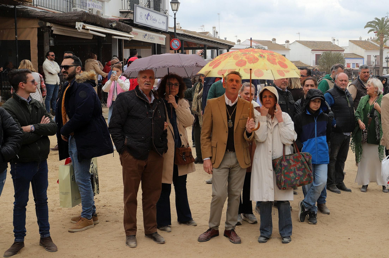 Imágenes del gran ambiente en la aldea de El Rocío en la mañana del domingo