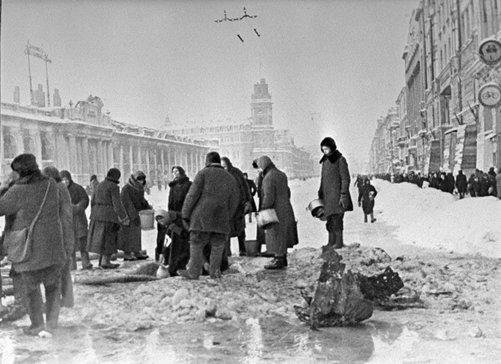 Ciudadanos de Leningrado recogiendo agua de pozos en Nevsky Prospect, entre las calles Gostiny Dvor y Ostrovsky.