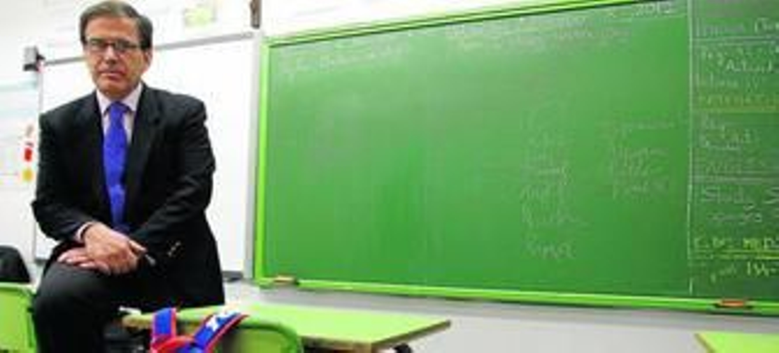 Estanislao Camacho, director desde 1997 del colegio El Romeral, en un aula del centro.
