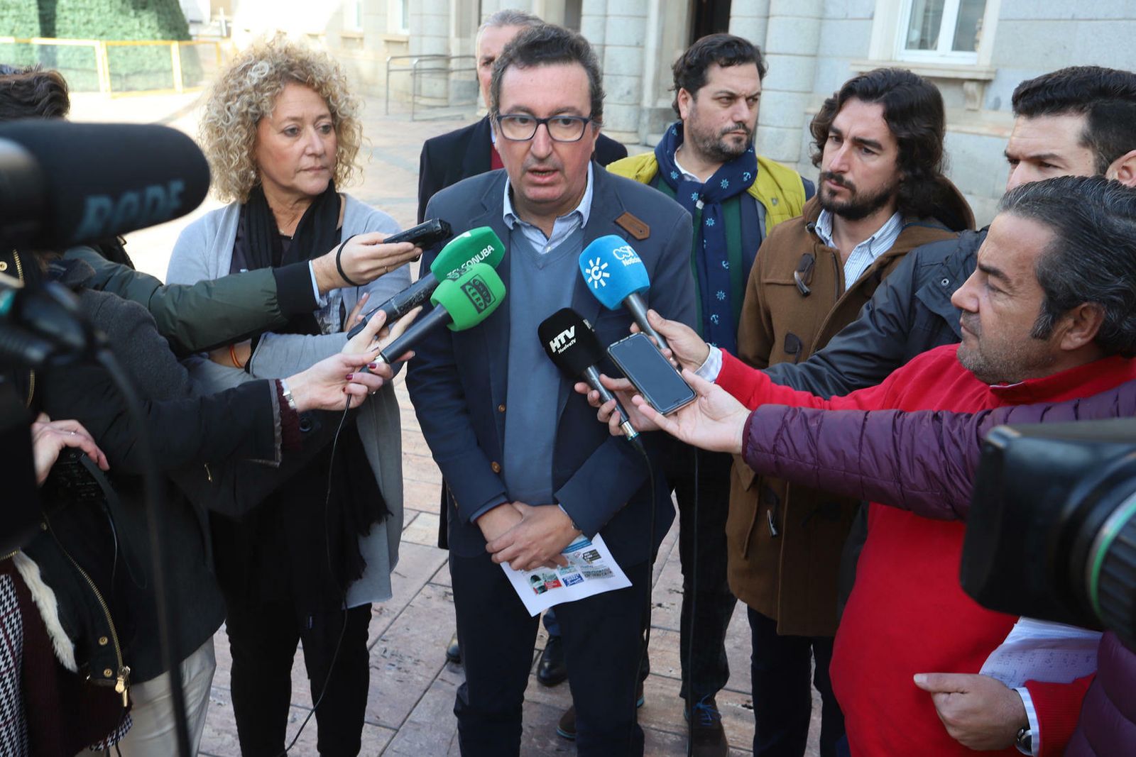 Manuel Andrés González, durante su intervención acompañado por los ediles del PP.