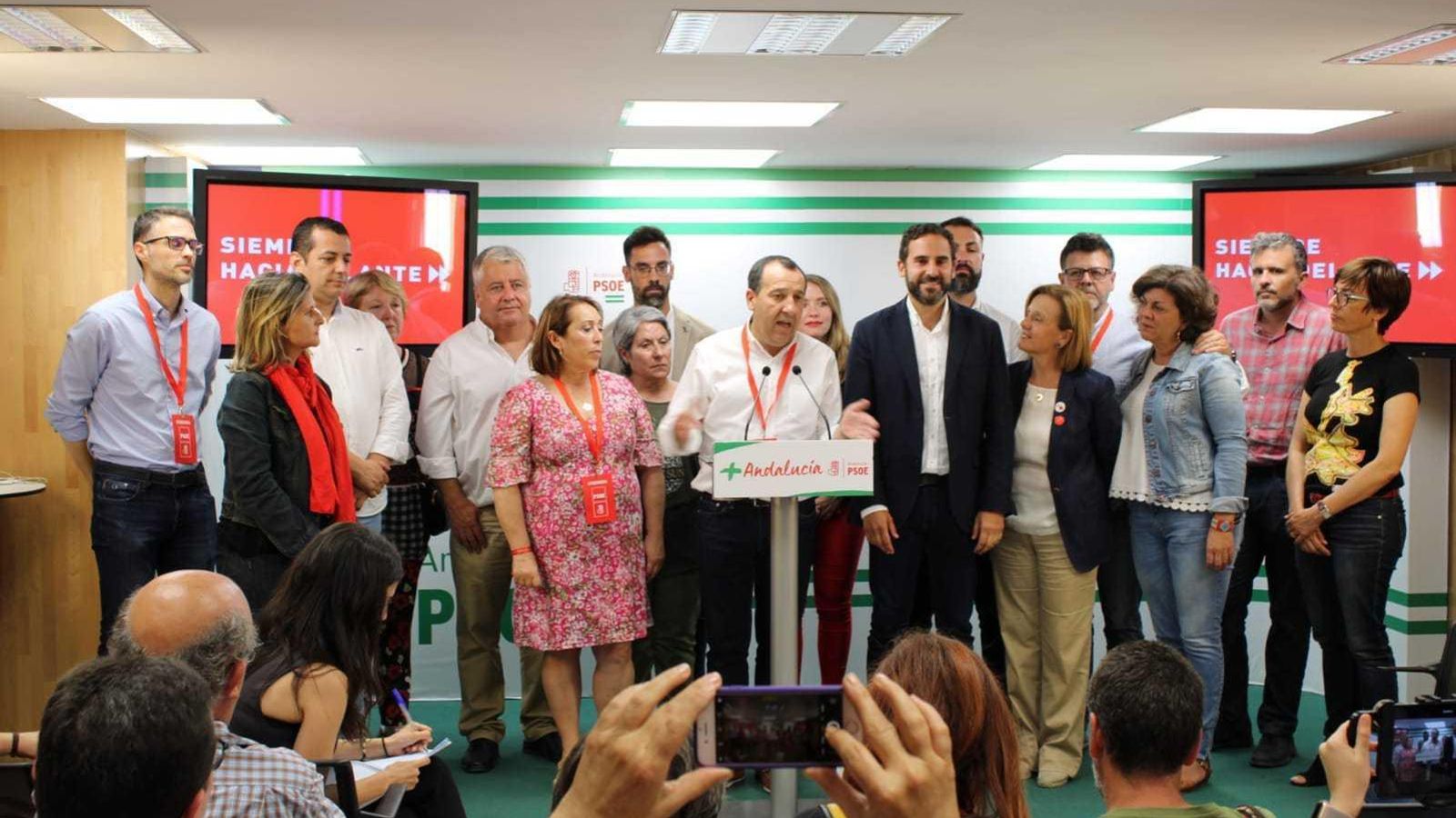 José Luis Ruiz Espejo, anoche, junto al resto de la cúpula socialista