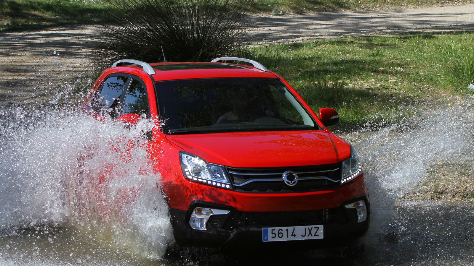 El Korando cuenta con versiones 4x4 con buen comportamiento fuera del asfalto.