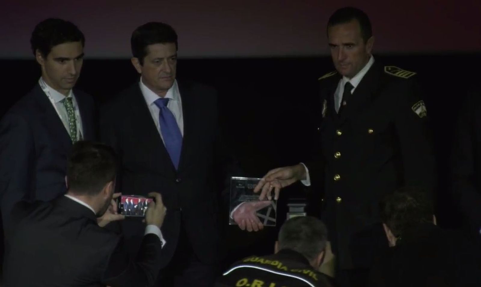 Bernardo Piña y Carlos Fernández, con el galardón dedicado a Víctor Sánchez.