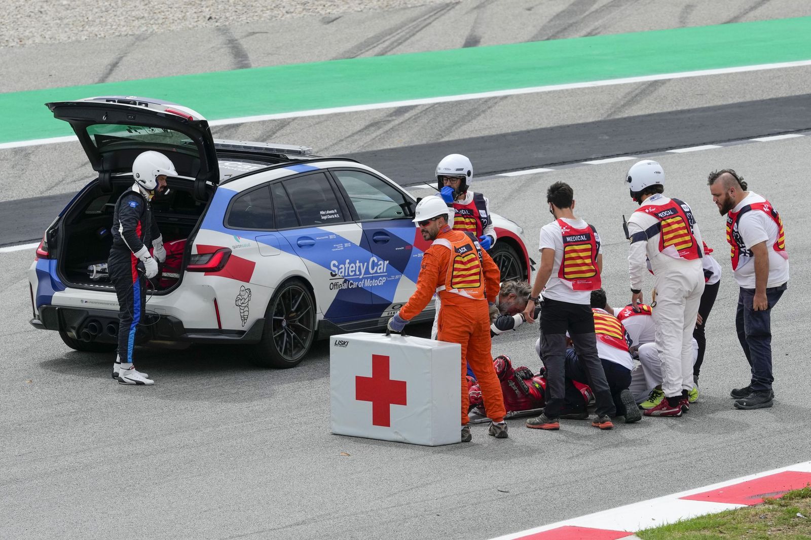 Las cariñosas fotos de Piqué, Clara Chía en el Mundial de Motos en Montmeló