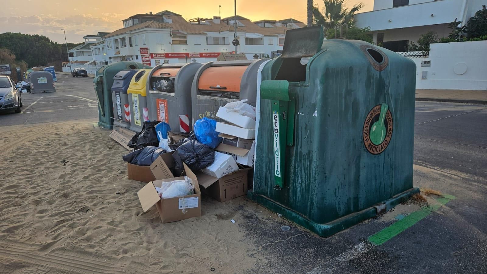 Basura acumulada en primera línea de playa de Urbasur. Basura acumulada en primera línea de playa de Urbasur.