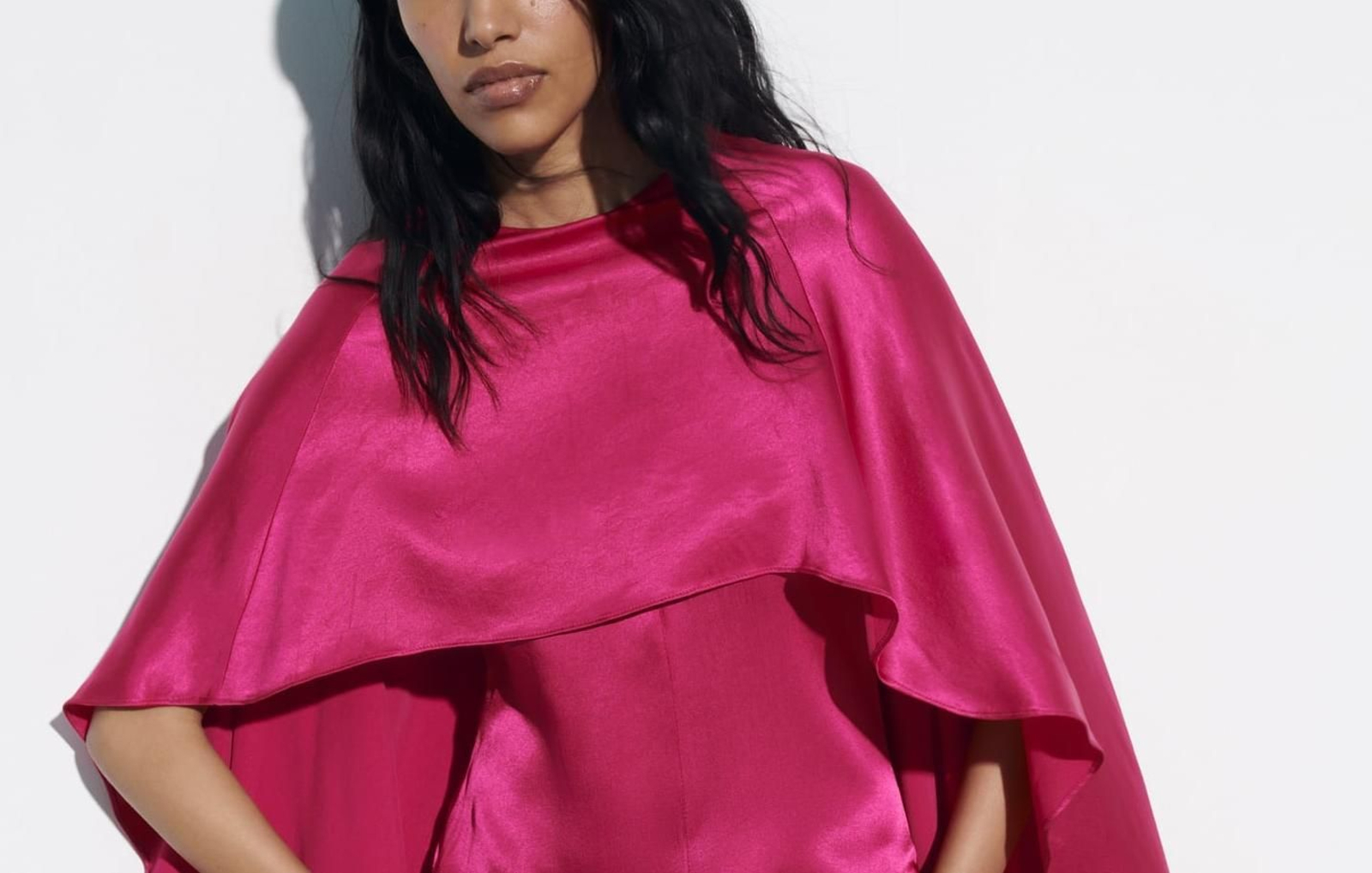 El mono con capa de las rebajas de Zara que te convierte en la invitada más elegante por 40 euros.