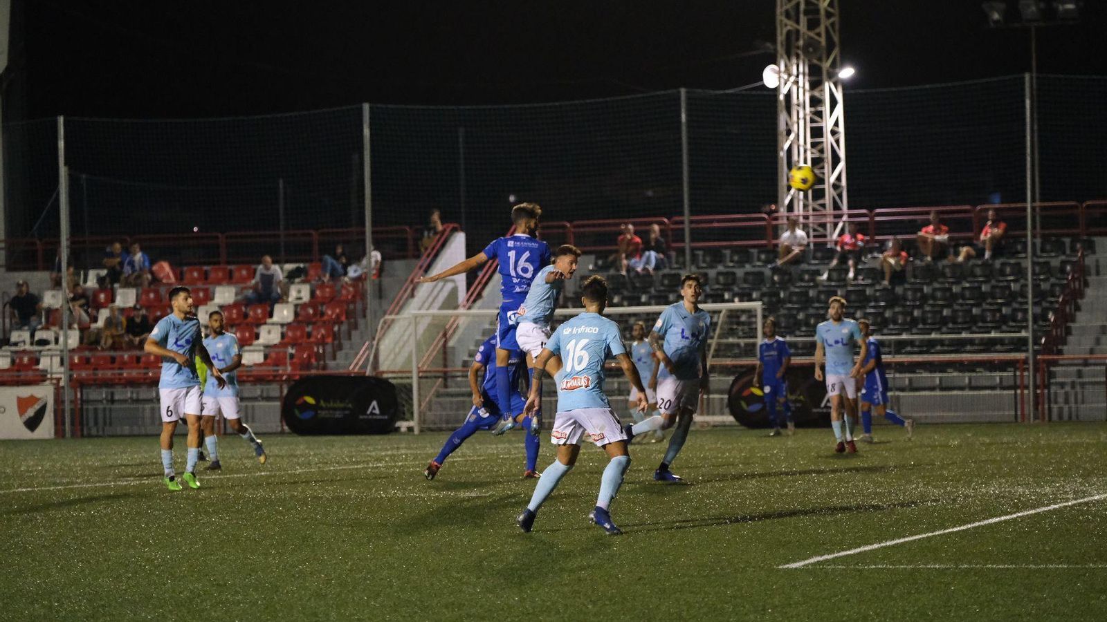 Borja remata de cabeza en la gran ocasión que tuvo el Xerez CD antes del 0-1.