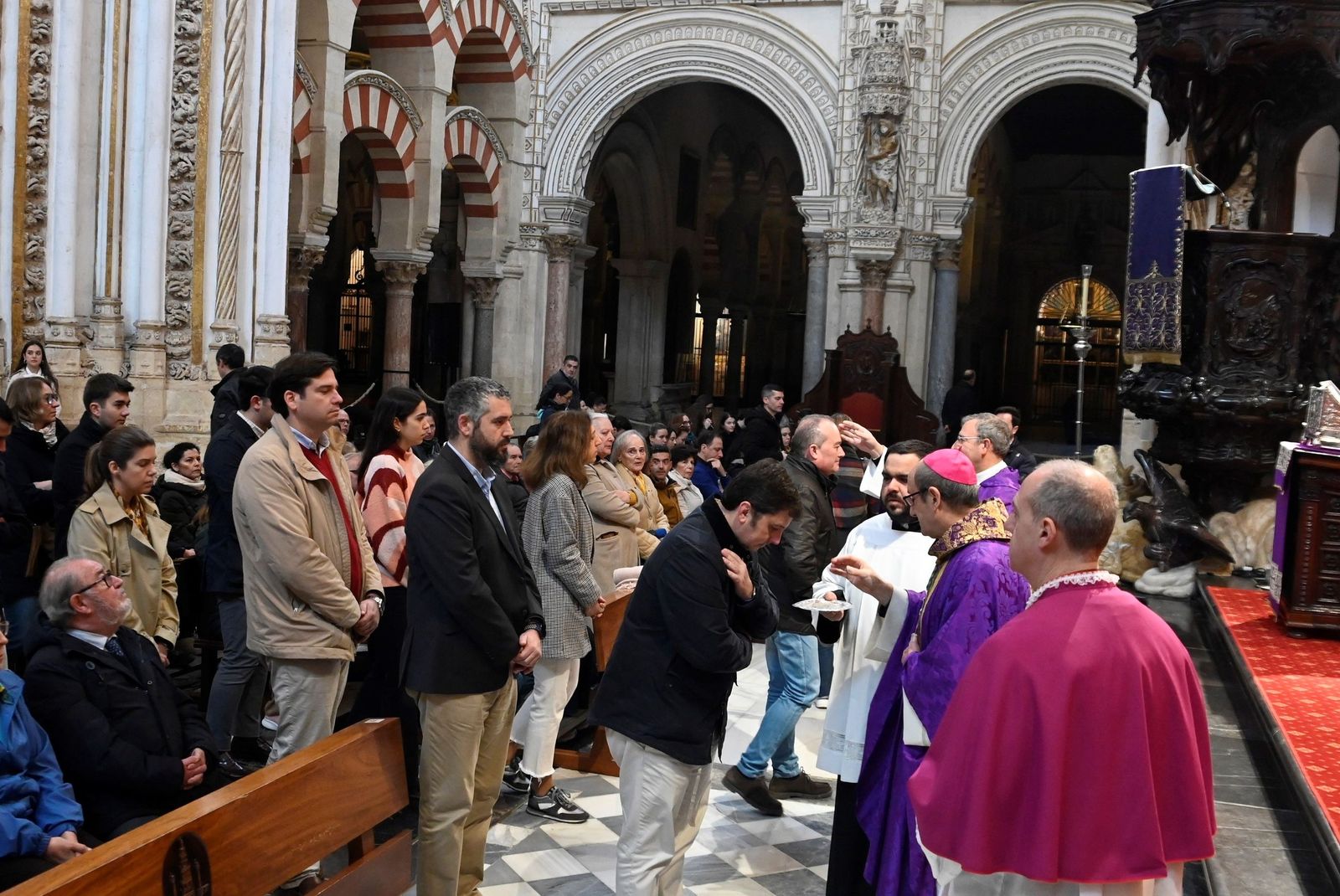 El Miércoles de Ceniza en la Catedral de Córdoba, en imágenes