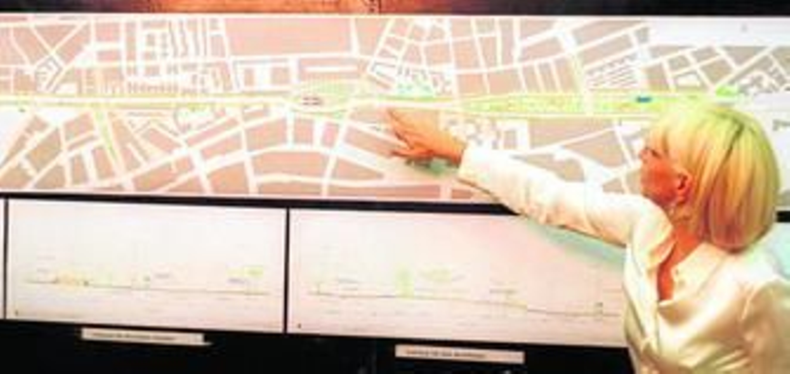 1. La alcaldesa mostrando a los periodistas los planos del futuro soterramiento. 2. En la imagen de la izquierda se ve la vía del tren, antes de comenzar los trabajos. Se observa la división de la ciudad, que afectaba a numerosos barrios. En la del centro, un momento del inicio de los trabajos, y en la de la derecha se observa ya como se comienzan a colocar las vigas sobre las que posteriormente se construyeron los actuales jardines de los Cinco Continentes y la avenida Juan Carlos I. 3. En esta fotografía se observa los jardines de los Cinco Continentes, uno de los más grandes espacios verdes creados en la ciudad últimamente. 4. Teófila Martínez, con el entonces ministro de Fomento, Arias Salgado, el día que presentó el proyecto. /Archivo