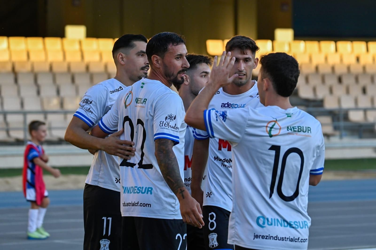 Los industrialistas celebran el 1-0, obra de Álex Valero.