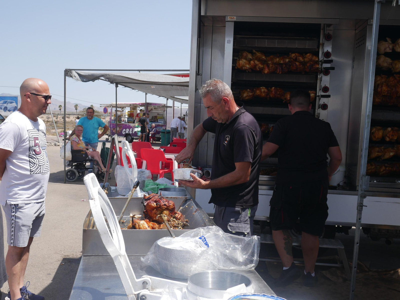 Así es la venta de pollos asados en los negocios ambulantes de Almería