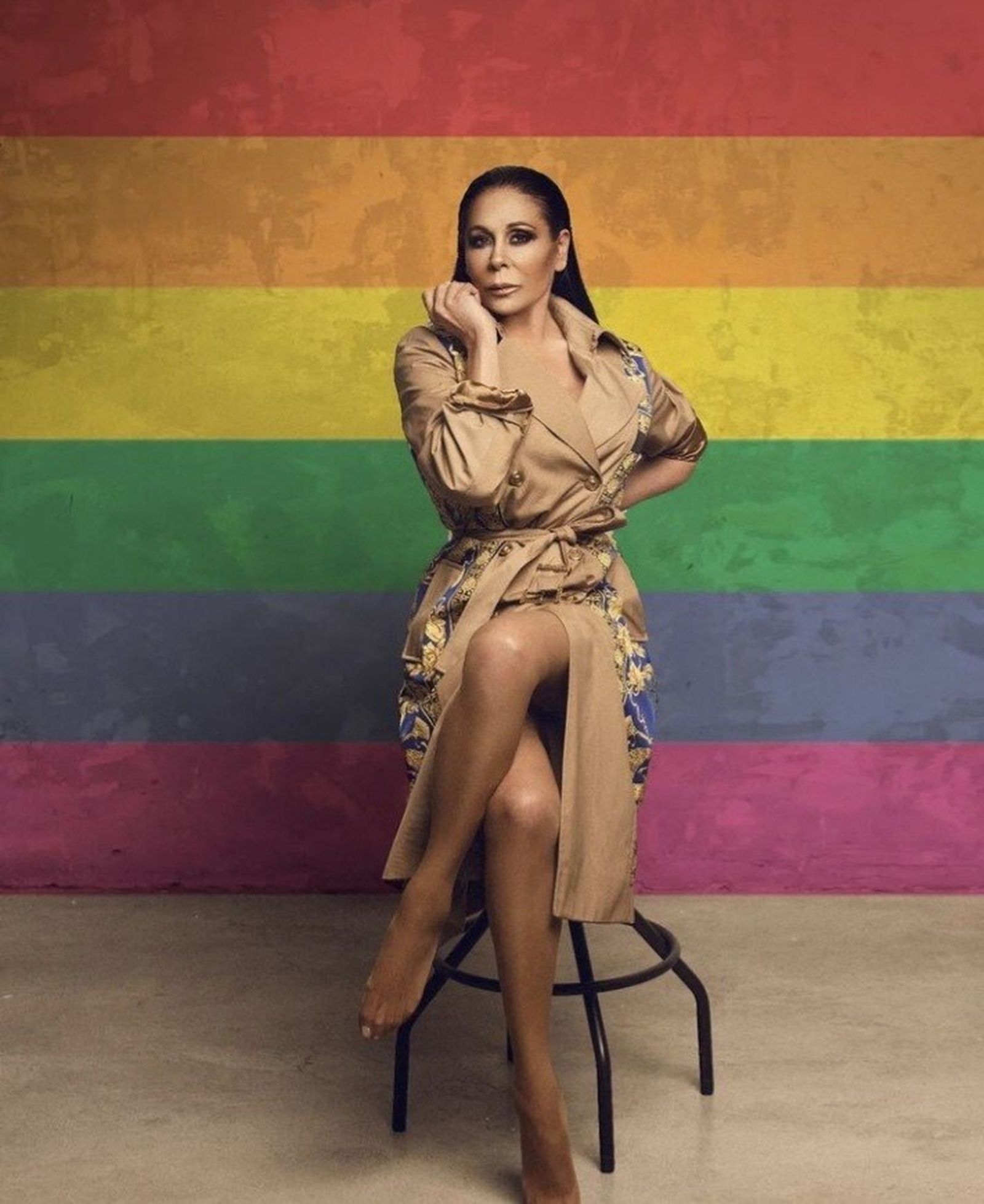 Isabel Pantoja ante la bandera del colectivo LGTBI+