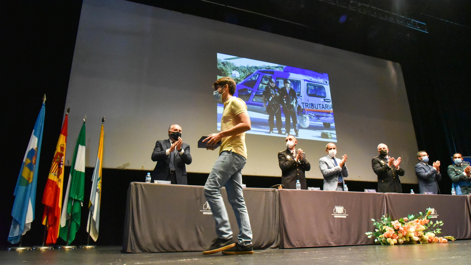 Las fotos de la entrega de medallas por el Dia de la Policía Nacional