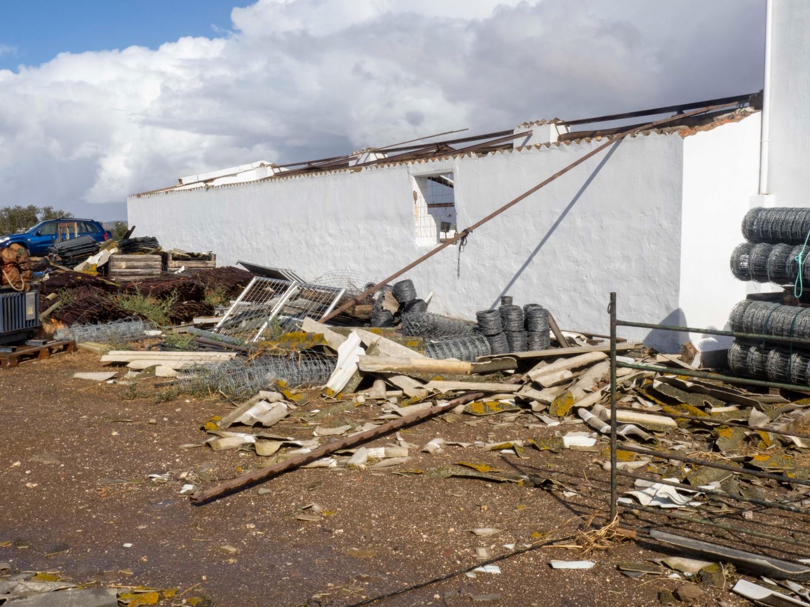 Imágenes de los destrozos provocados por un tornado en Villanueva de los Castillejos