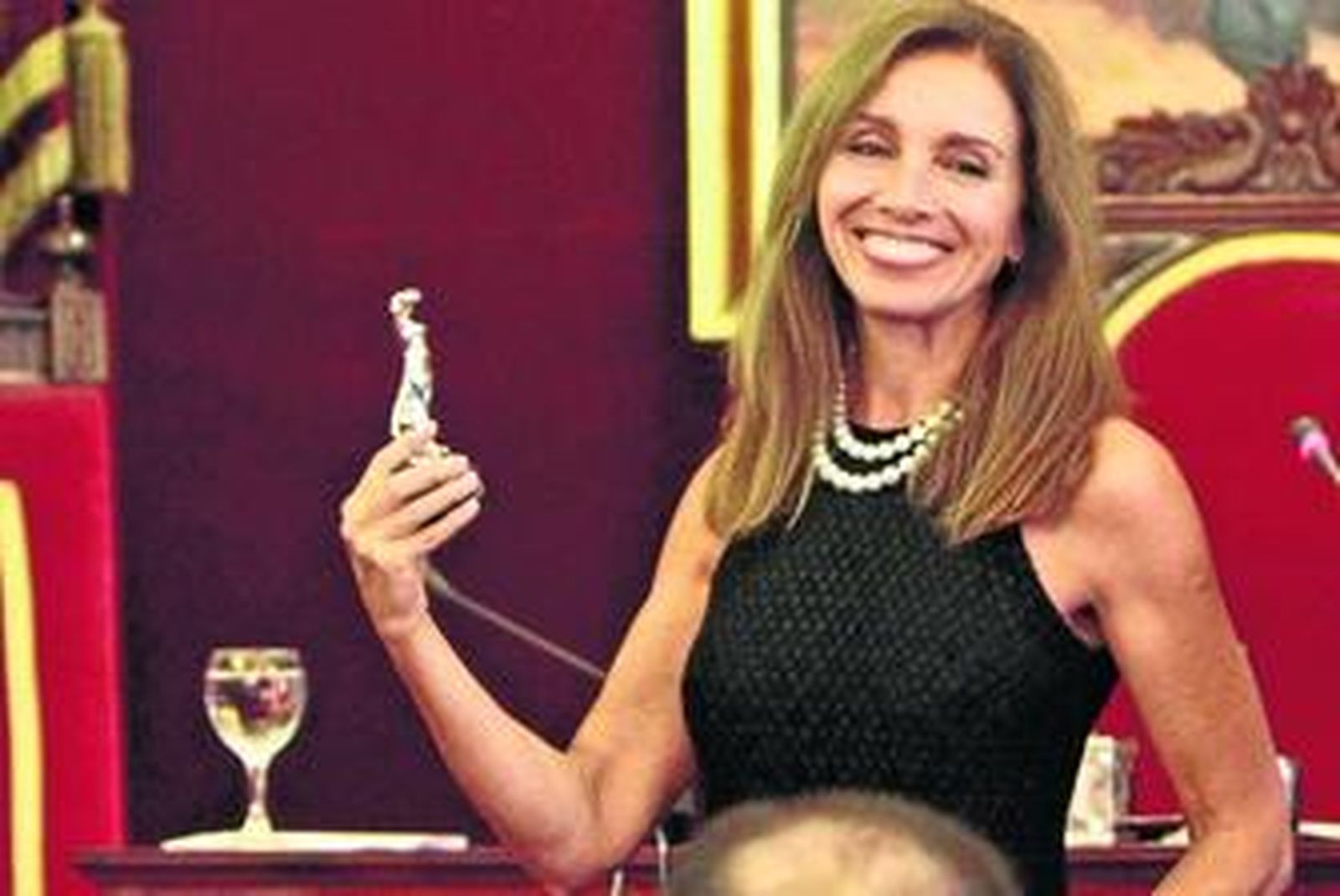 Ana Belén, ayer en el salón de plenos con la estatuilla que le había entregado la alcaldesa Teófila Martínez.