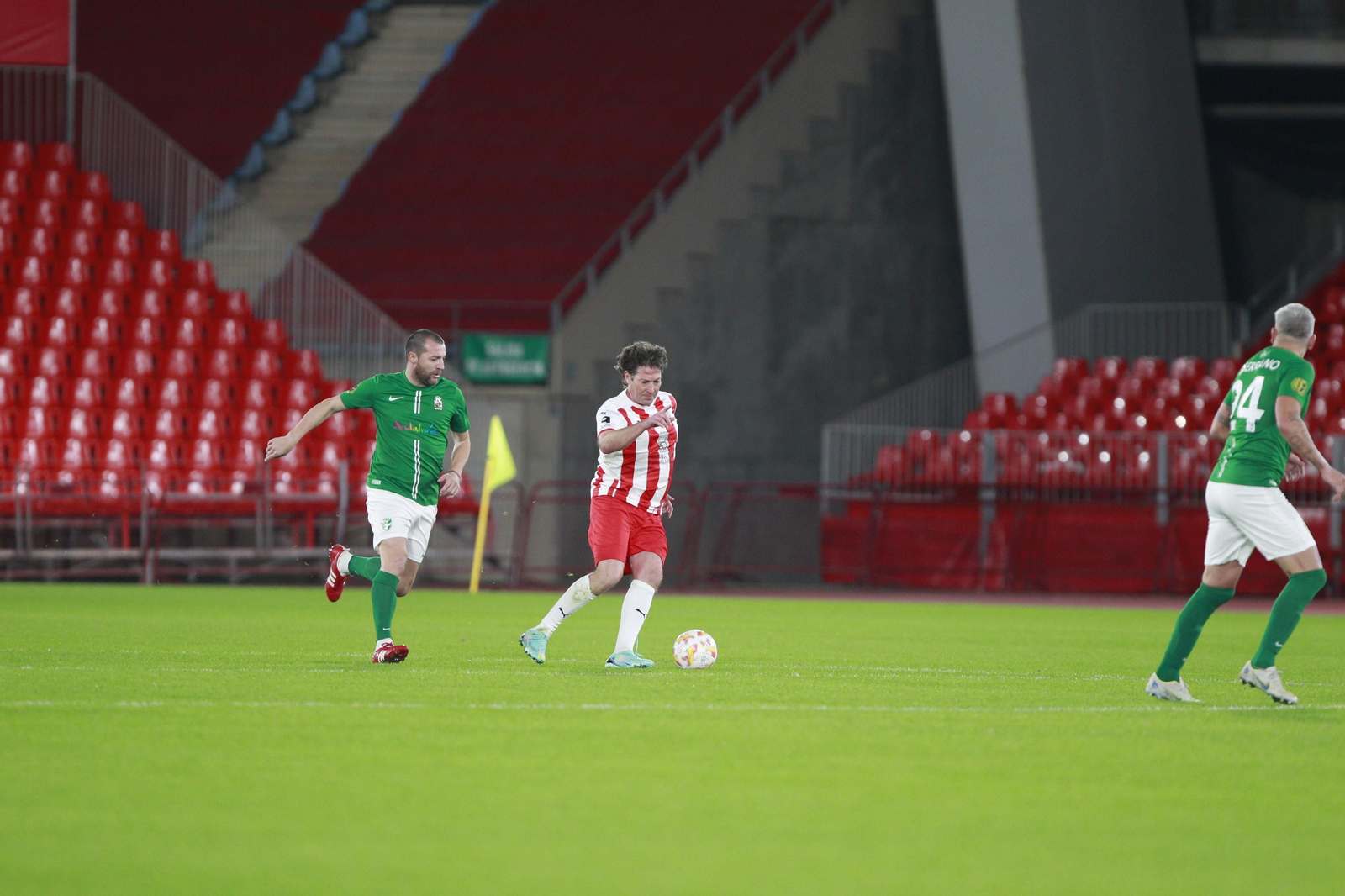 Imágenes del partido homenaje al 'eterno' capitán de la U.D. Almería, José Ortiz