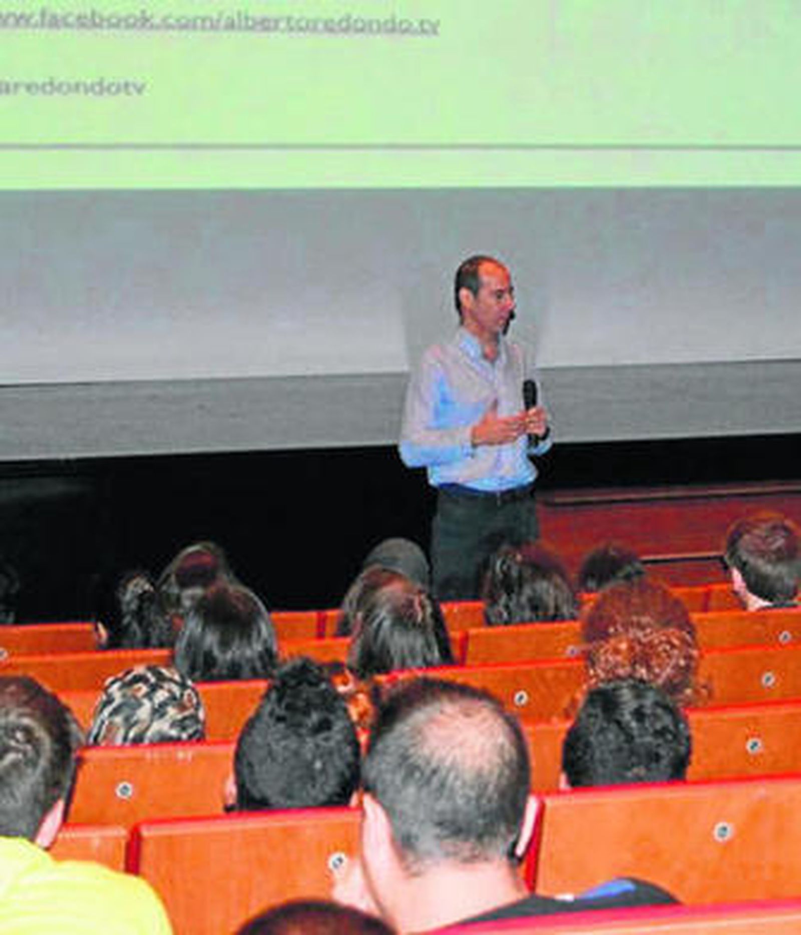 El biólogo cordobés contestó todas las preguntas hechas por los alumnos.