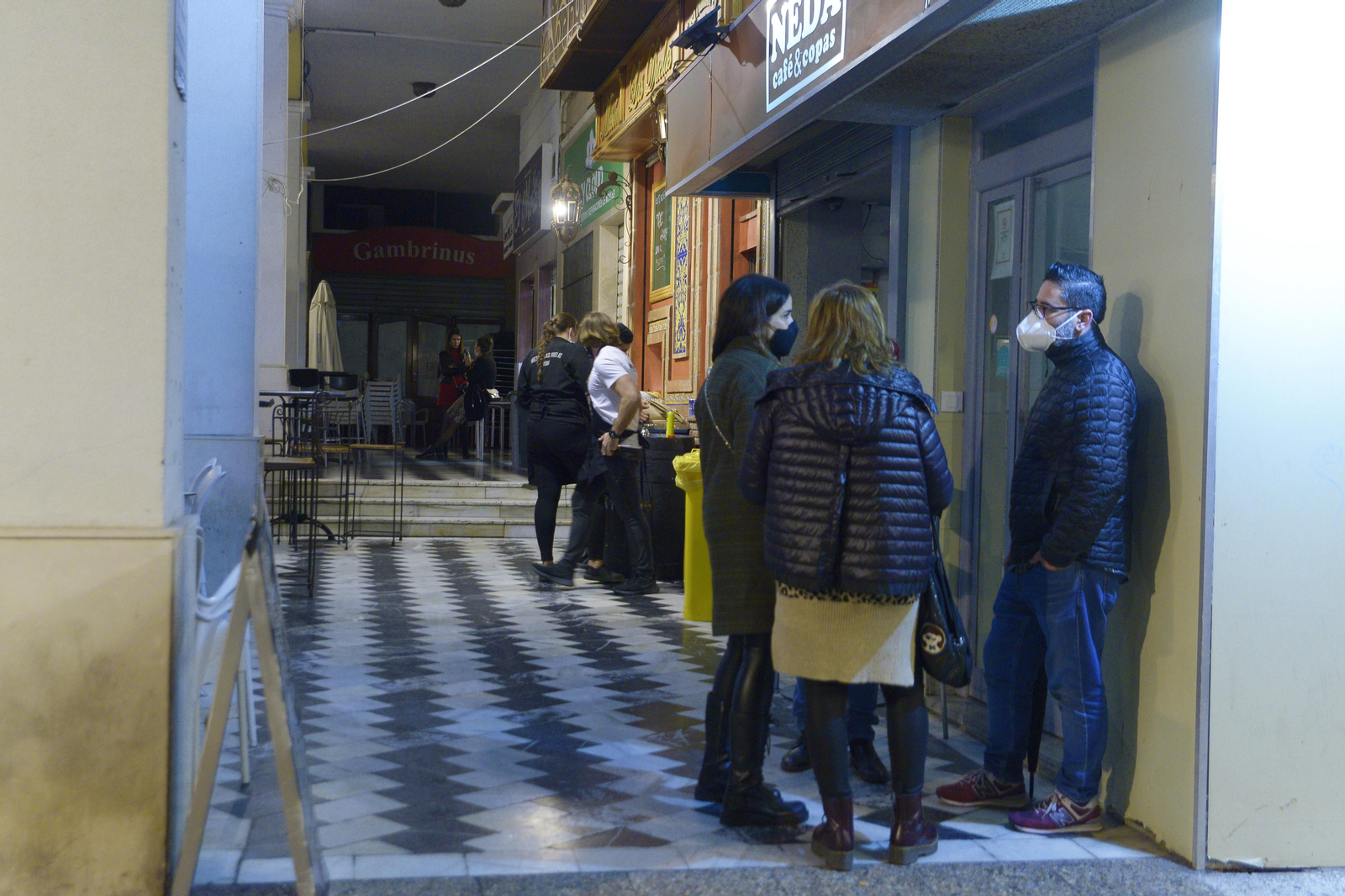 Fotos de ambiente de las calles de Algeciras el primer fin de semana de horario nocturno.