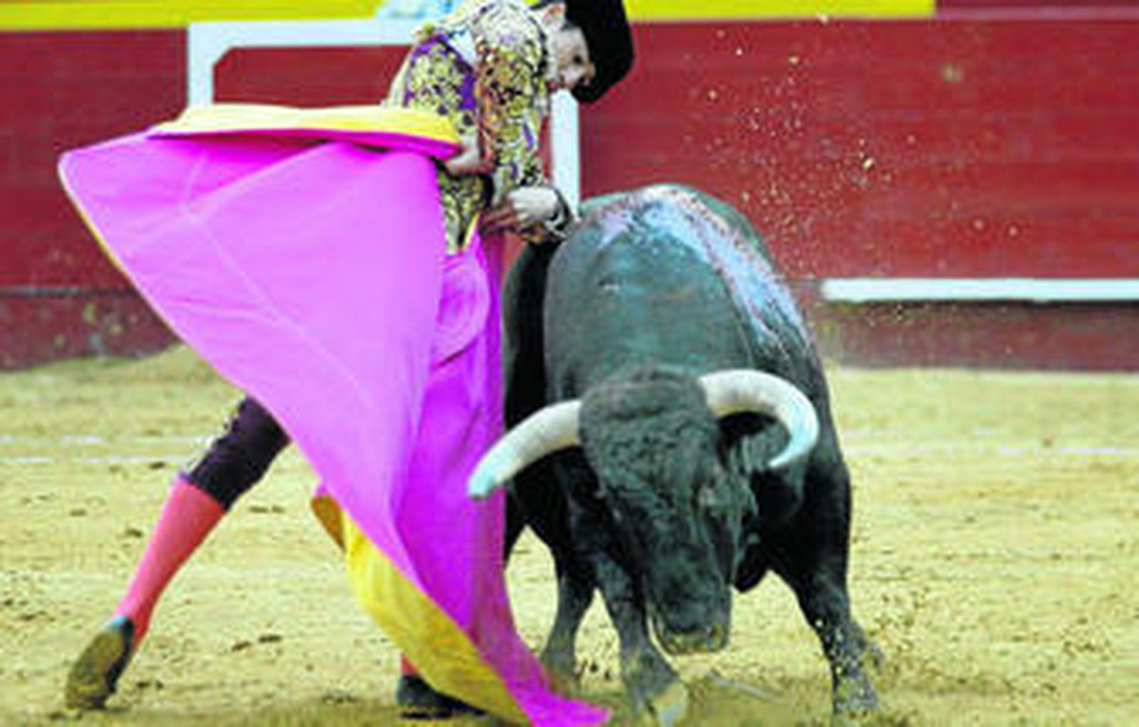 José Garrido, en una media verónica al segundo novillo de El Parralejo.